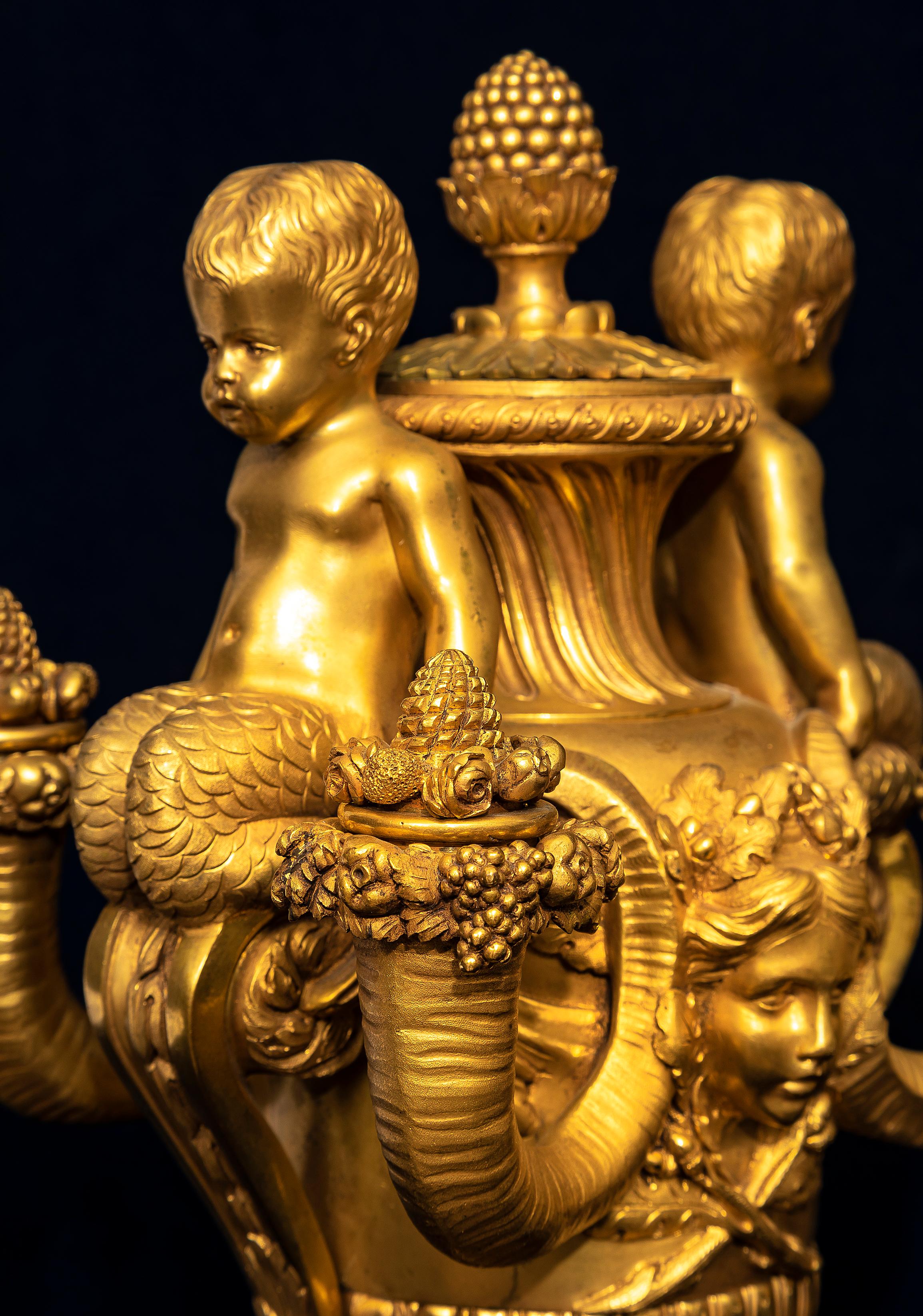 Coppia di candelabri francesi a quattro bracci in ormolu del 19° secolo con putti, dopo Pierre Gouthière in vendita 4