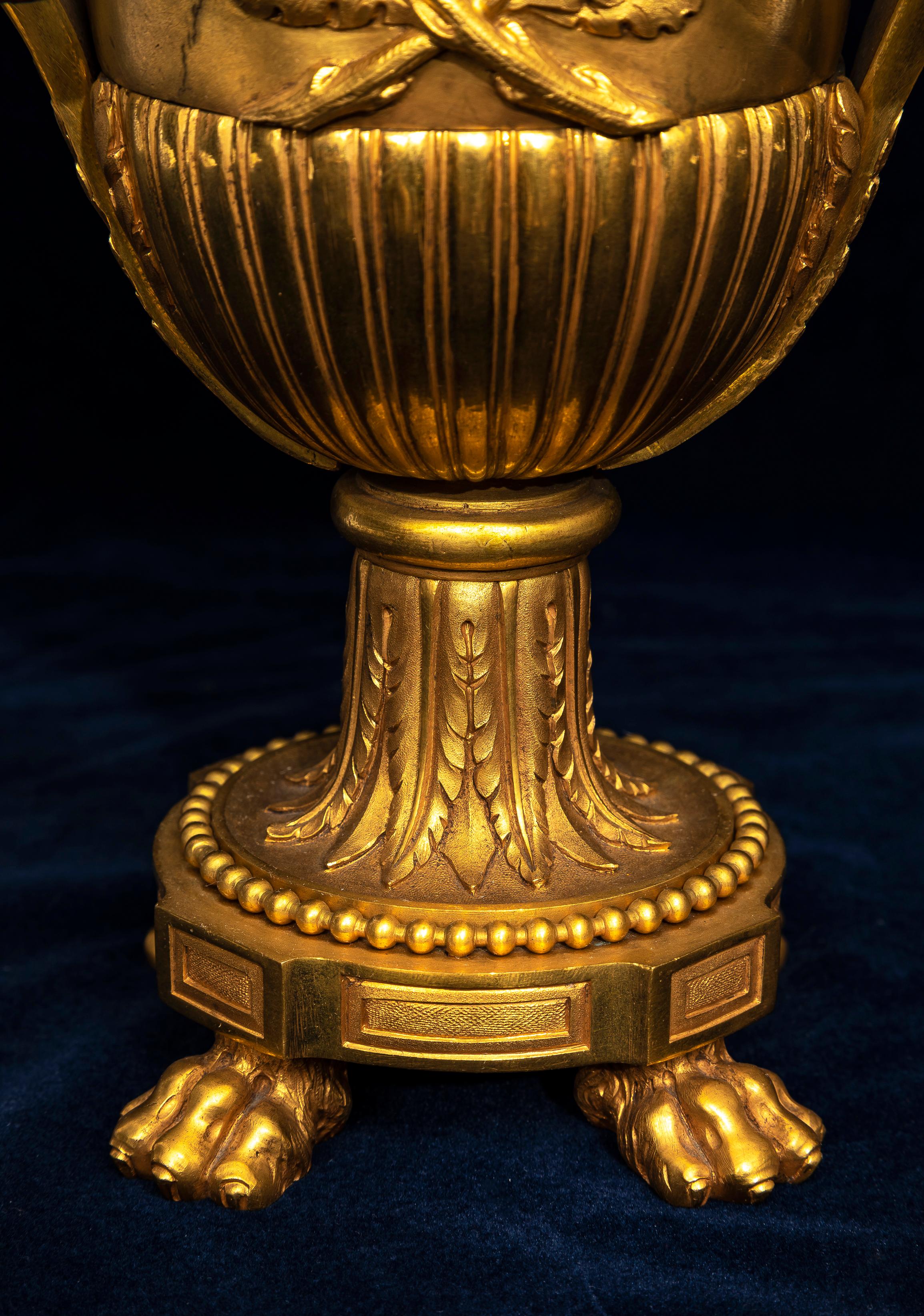 Coppia di candelabri francesi a quattro bracci in ormolu del 19° secolo con putti, dopo Pierre Gouthière in vendita 5