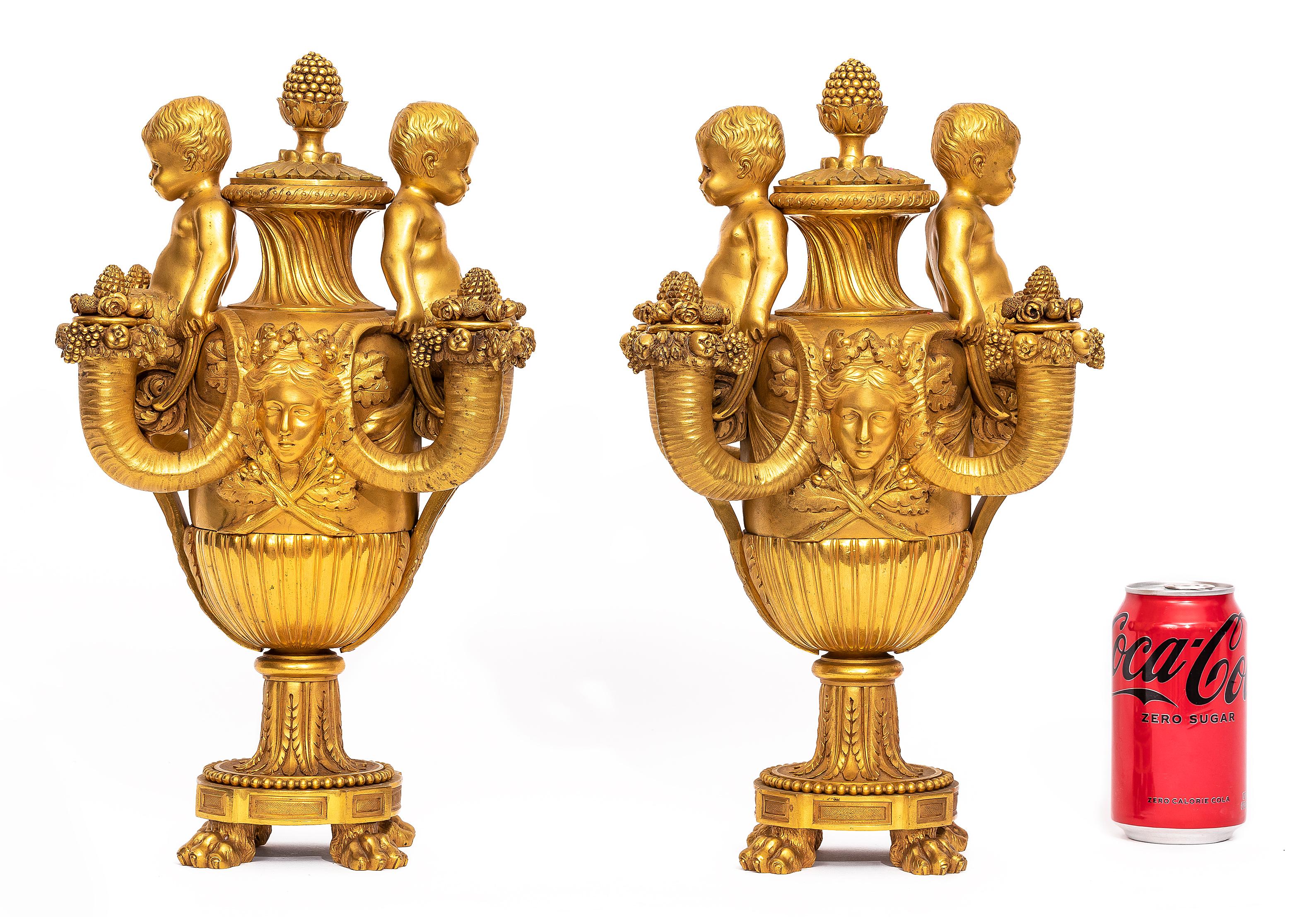 Luigi XVI Coppia di candelabri francesi a quattro bracci in ormolu del 19° secolo con putti, dopo Pierre Gouthière in vendita