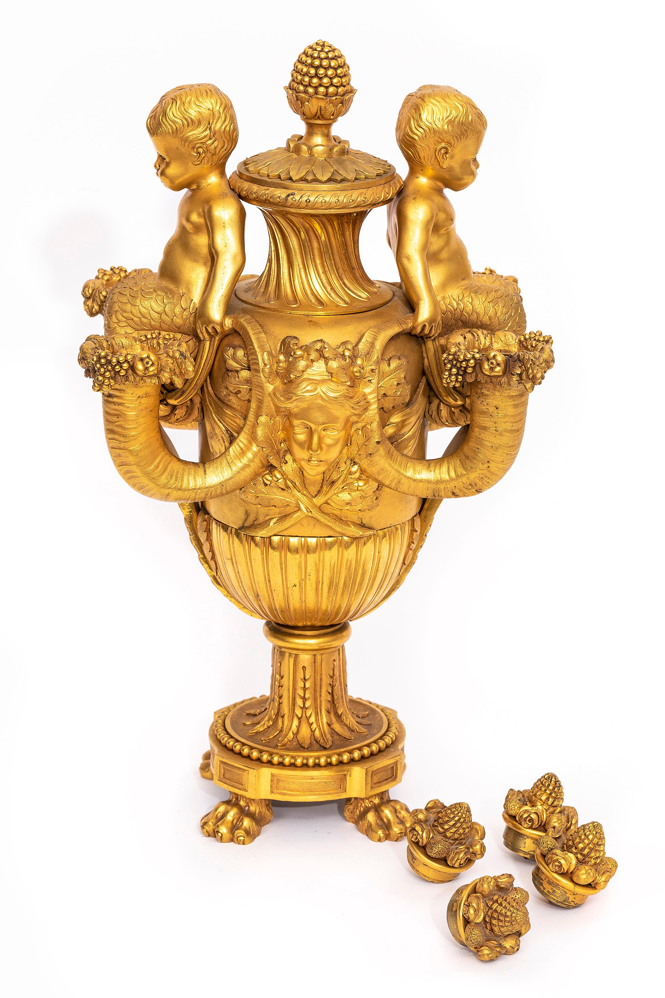 Francese Coppia di candelabri francesi a quattro bracci in ormolu del 19° secolo con putti, dopo Pierre Gouthière in vendita