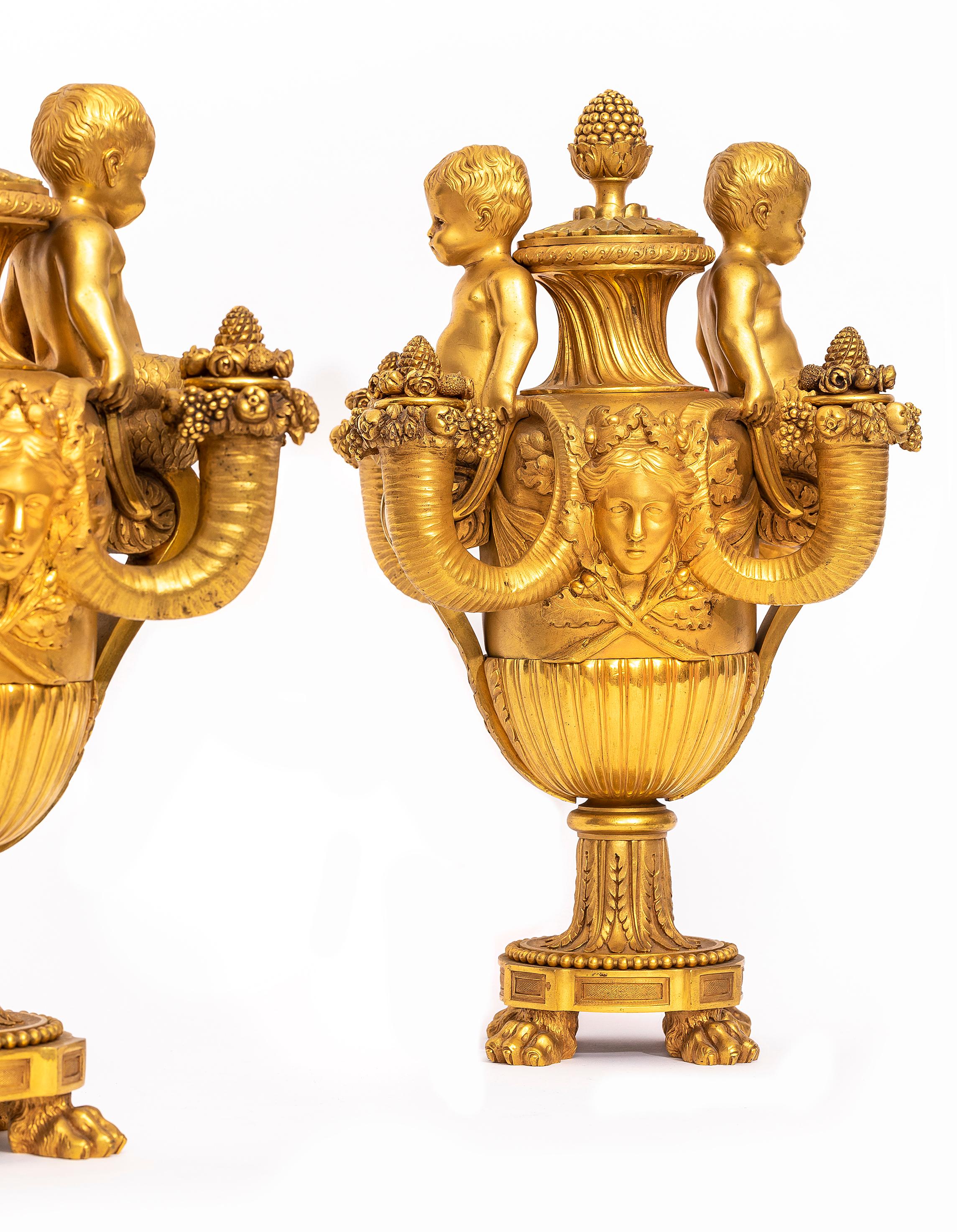Fatto a mano Coppia di candelabri francesi a quattro bracci in ormolu del 19° secolo con putti, dopo Pierre Gouthière in vendita
