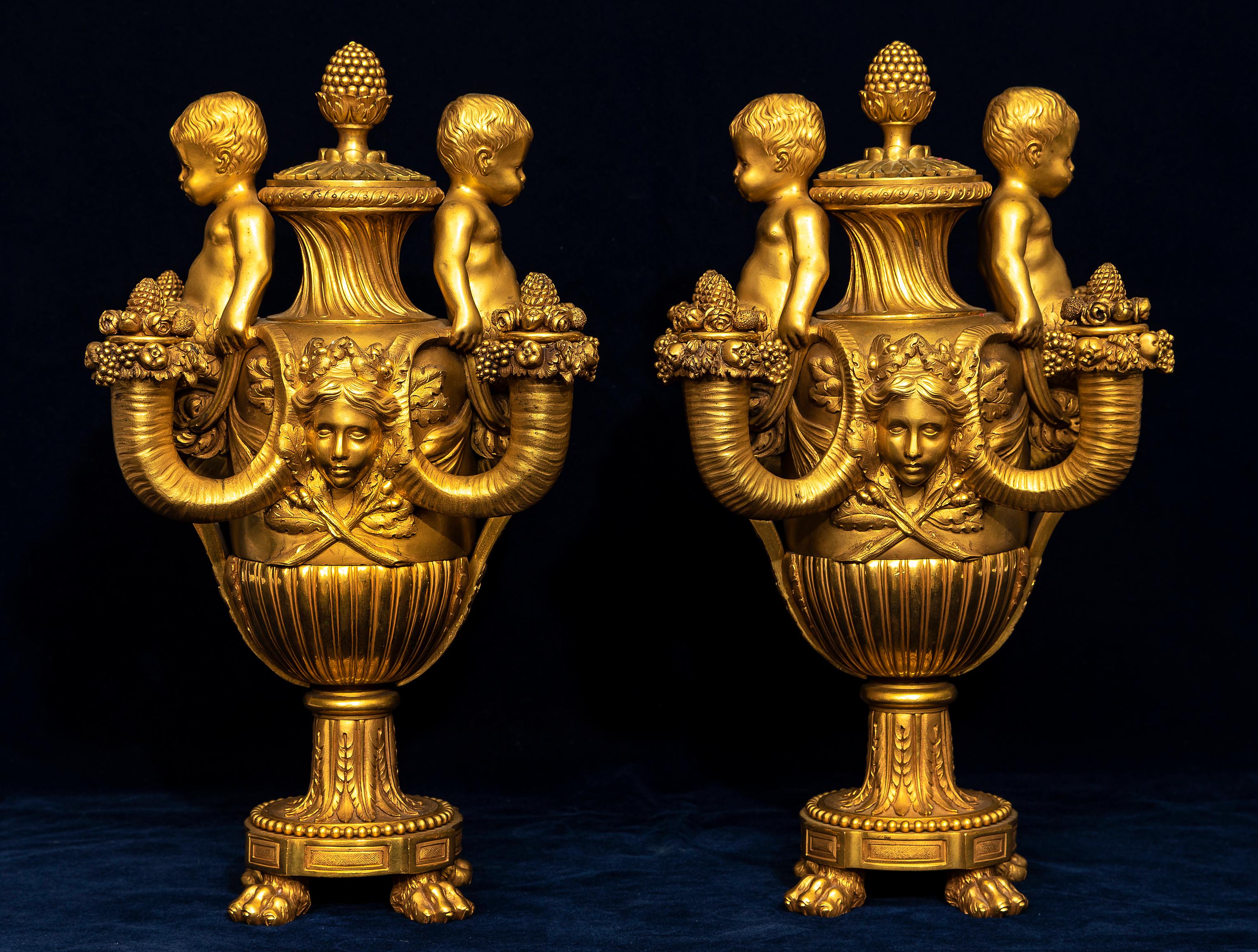 Coppia di candelabri francesi a quattro bracci in ormolu del 19° secolo con putti, dopo Pierre Gouthière In condizioni buone in vendita a New York, NY