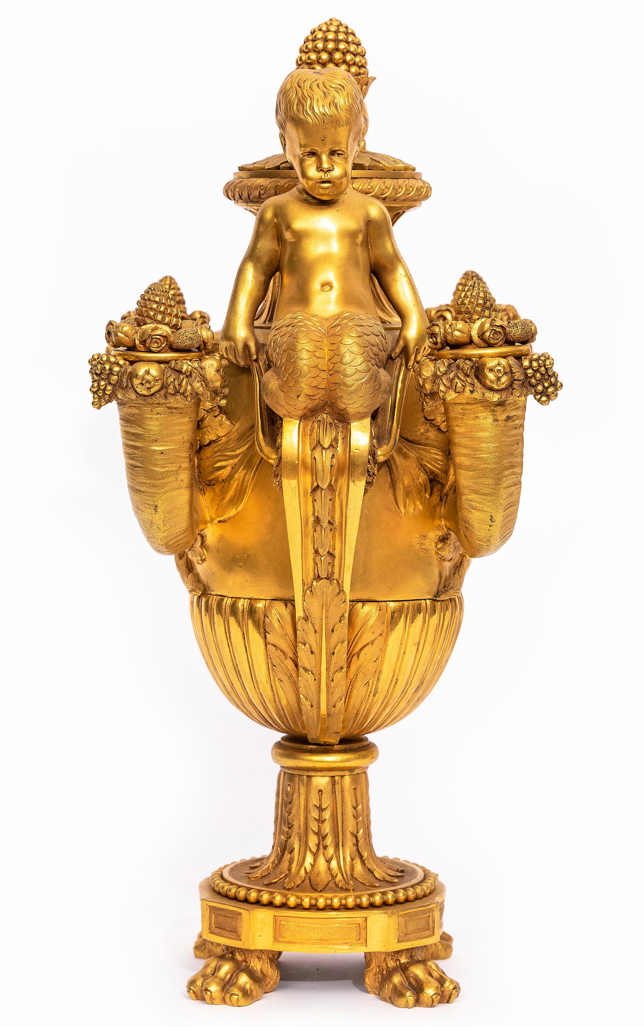 Fine XIX secolo Coppia di candelabri francesi a quattro bracci in ormolu del 19° secolo con putti, dopo Pierre Gouthière in vendita