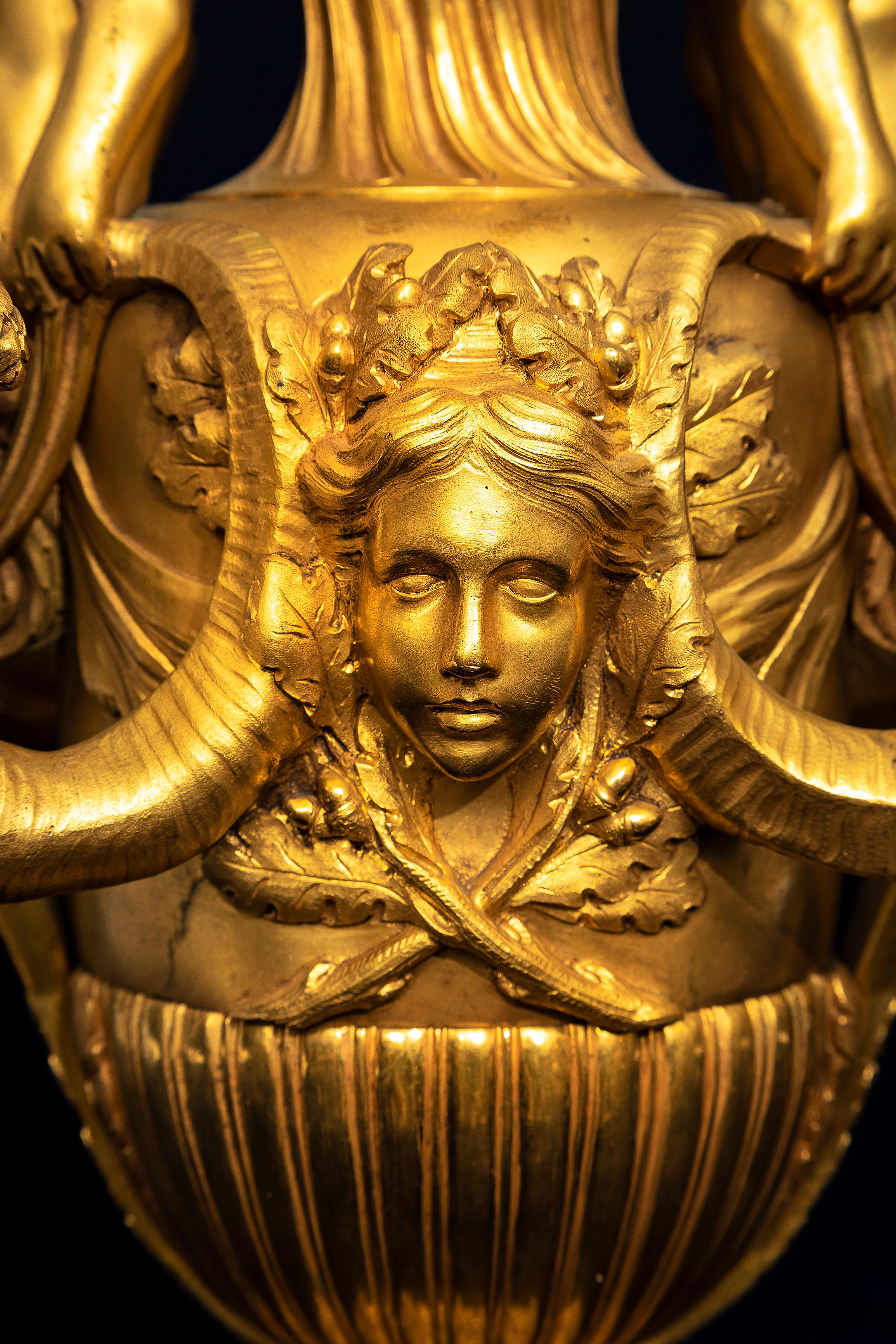 Similoro Coppia di candelabri francesi a quattro bracci in ormolu del 19° secolo con putti, dopo Pierre Gouthière in vendita