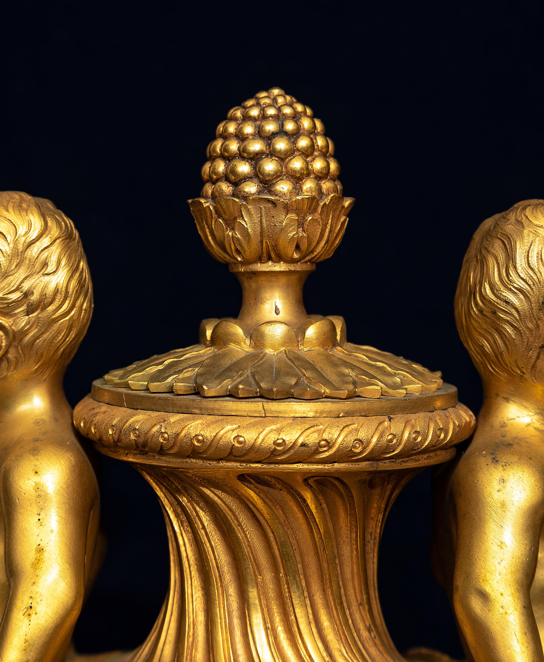 Coppia di candelabri francesi a quattro bracci in ormolu del 19° secolo con putti, dopo Pierre Gouthière in vendita 1