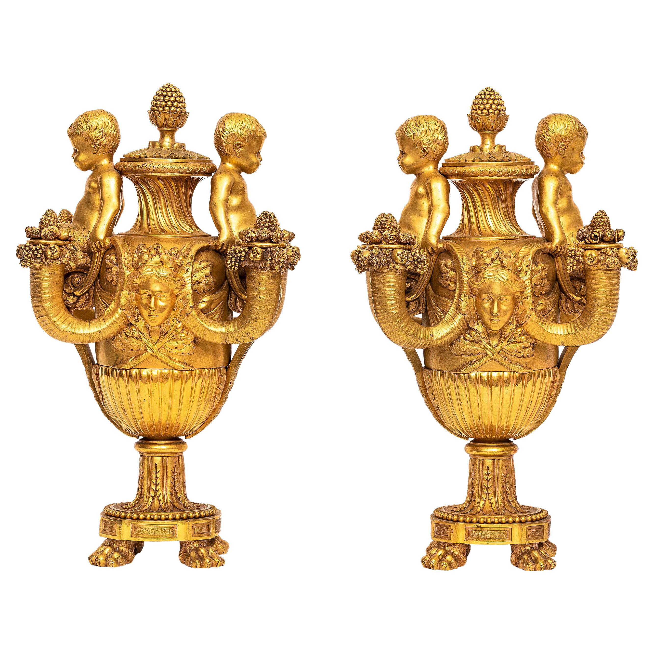 Paire de candélabres à quatre bras de lumière en bronze doré, d'après Pierre Gouthière, datant de 19 C.
