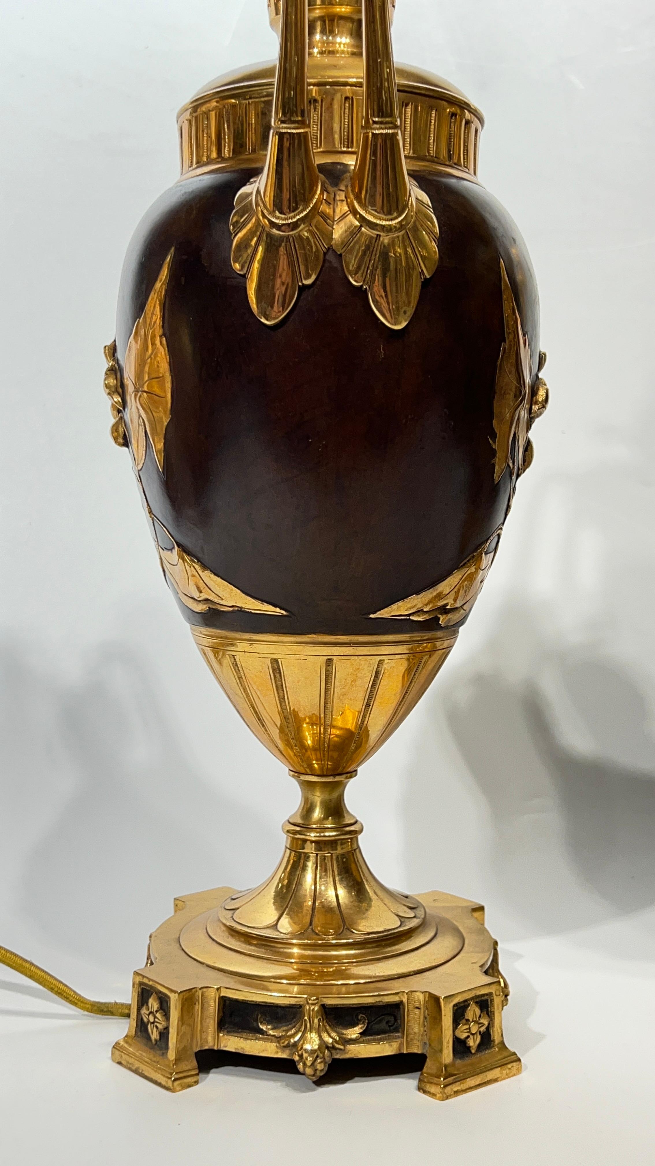 Paar 19 Jahrhundert Französisch vergoldete Bronze Aestethic  Urnenform Tischlampen im Angebot 5
