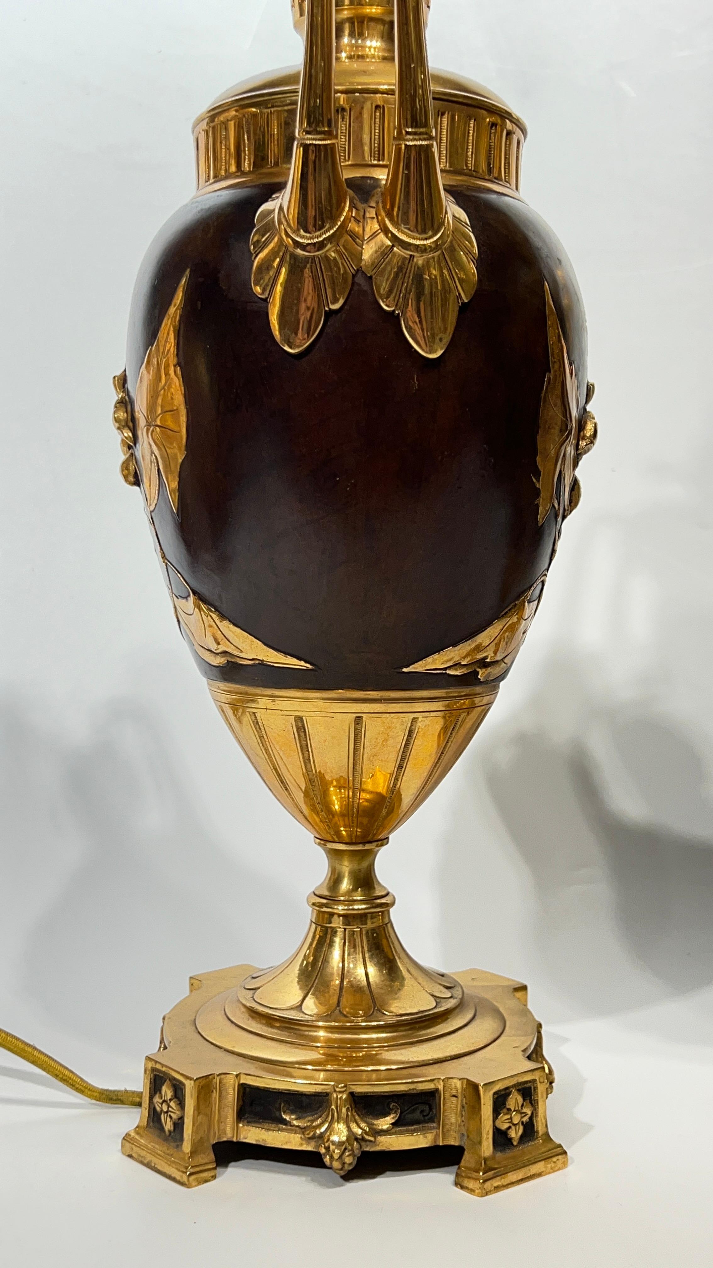 Paire d'estéthiques en bronze doré français du 19e siècle  Lampes de table en forme d'urne en vente 3