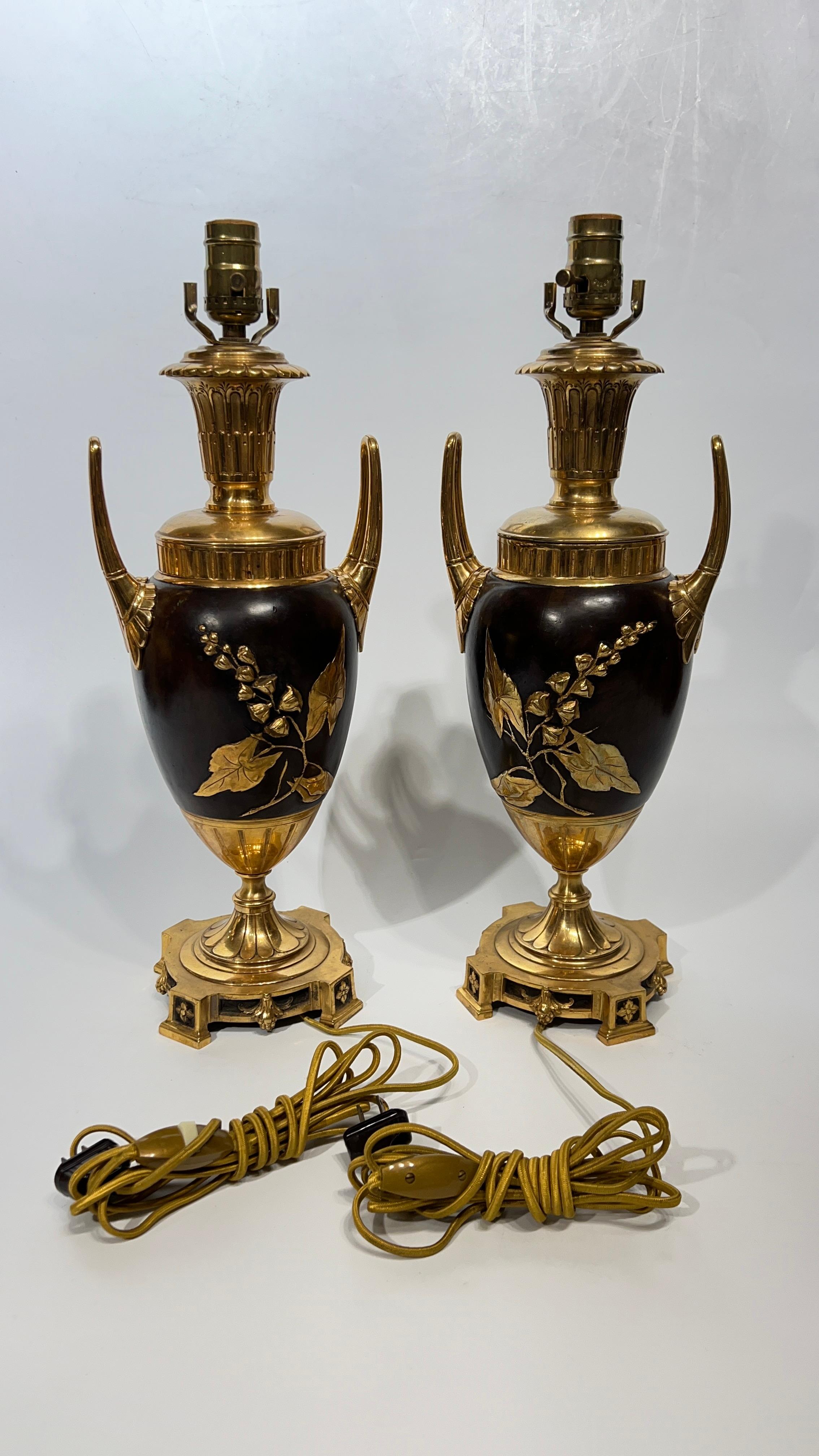 Paar 19 Jahrhundert Französisch vergoldete Bronze Aestethic  Urnenform Tischlampen im Angebot 6