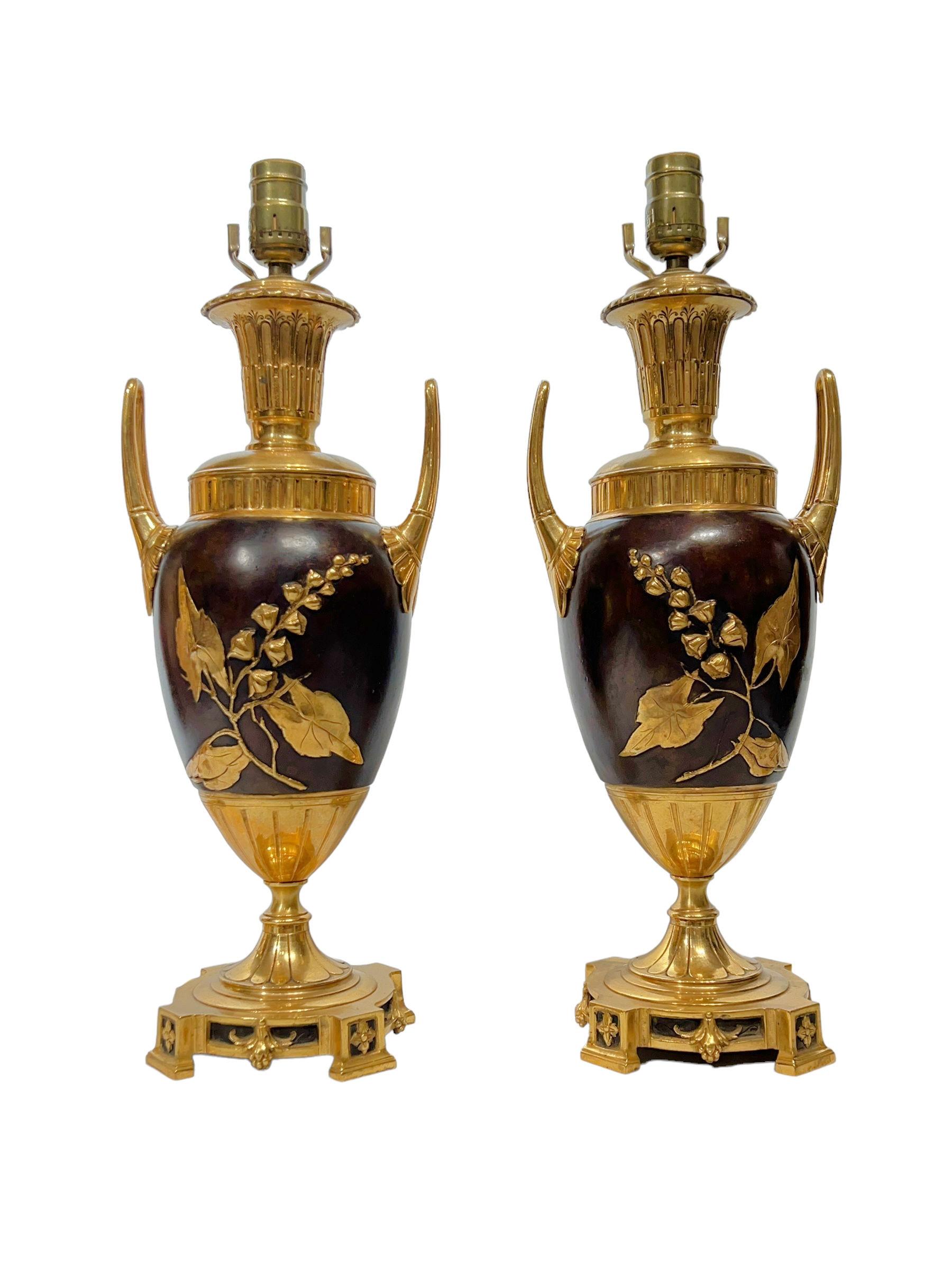 Paar 19 Jahrhundert Französisch vergoldete Bronze Aestethic  Urnenform Tischlampen (Ästhetizismus) im Angebot