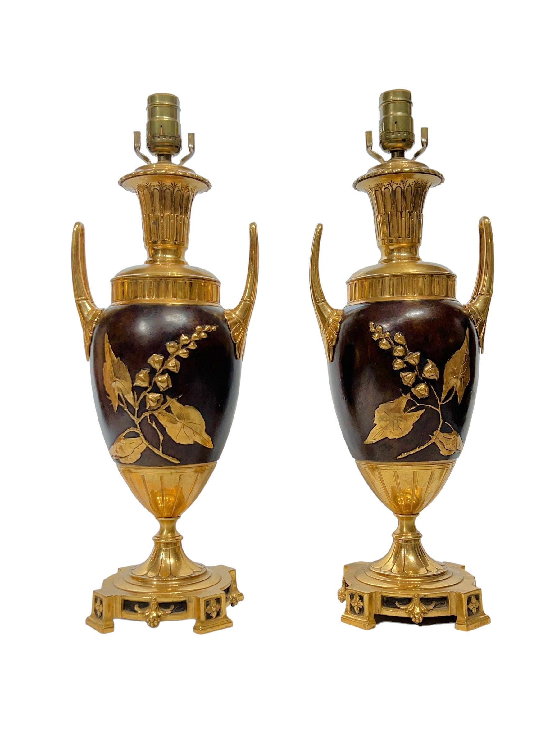 Mouvement esthétique Paire d'estéthiques en bronze doré français du 19e siècle  Lampes de table en forme d'urne en vente