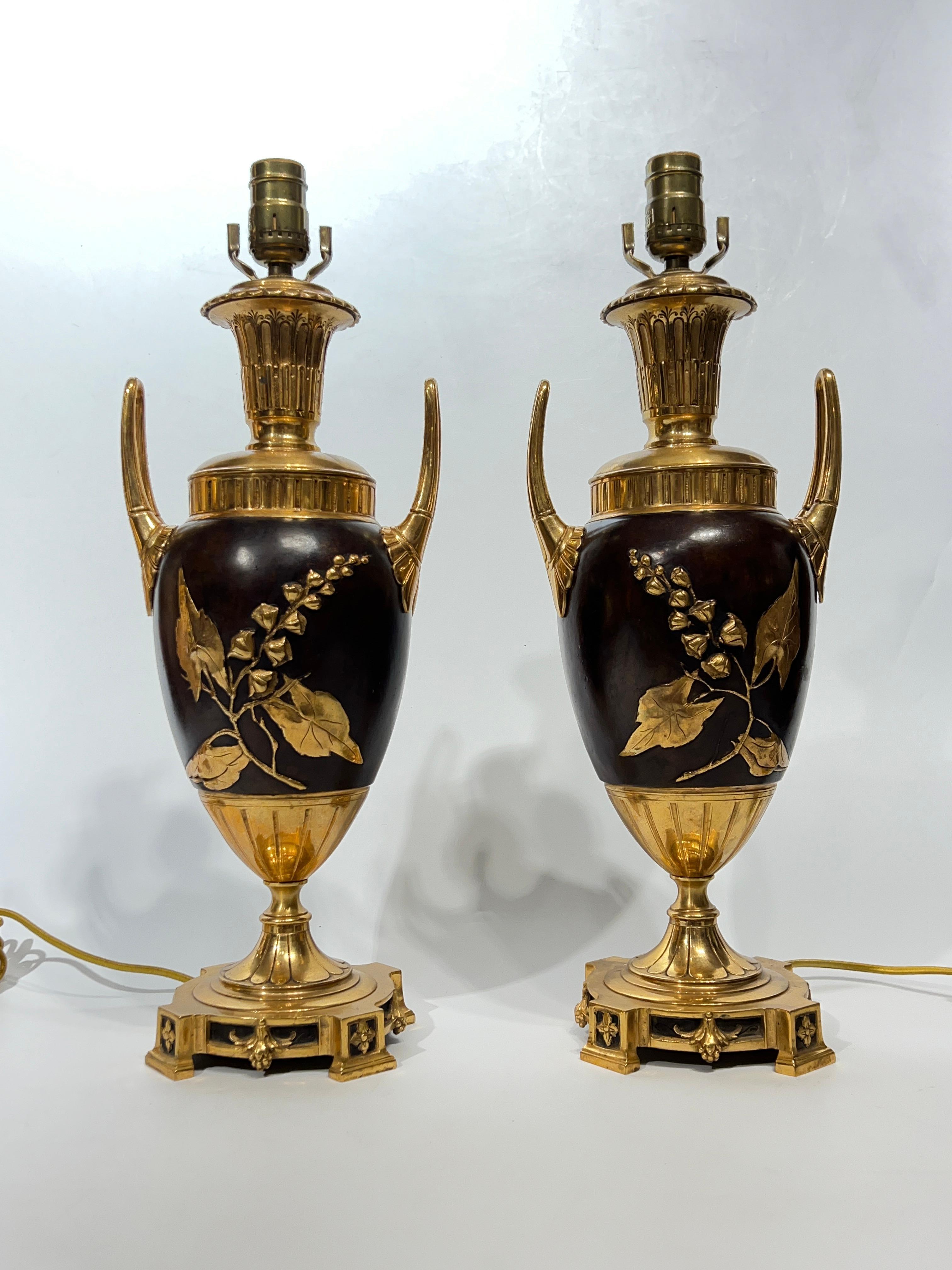 Français Paire d'estéthiques en bronze doré français du 19e siècle  Lampes de table en forme d'urne en vente