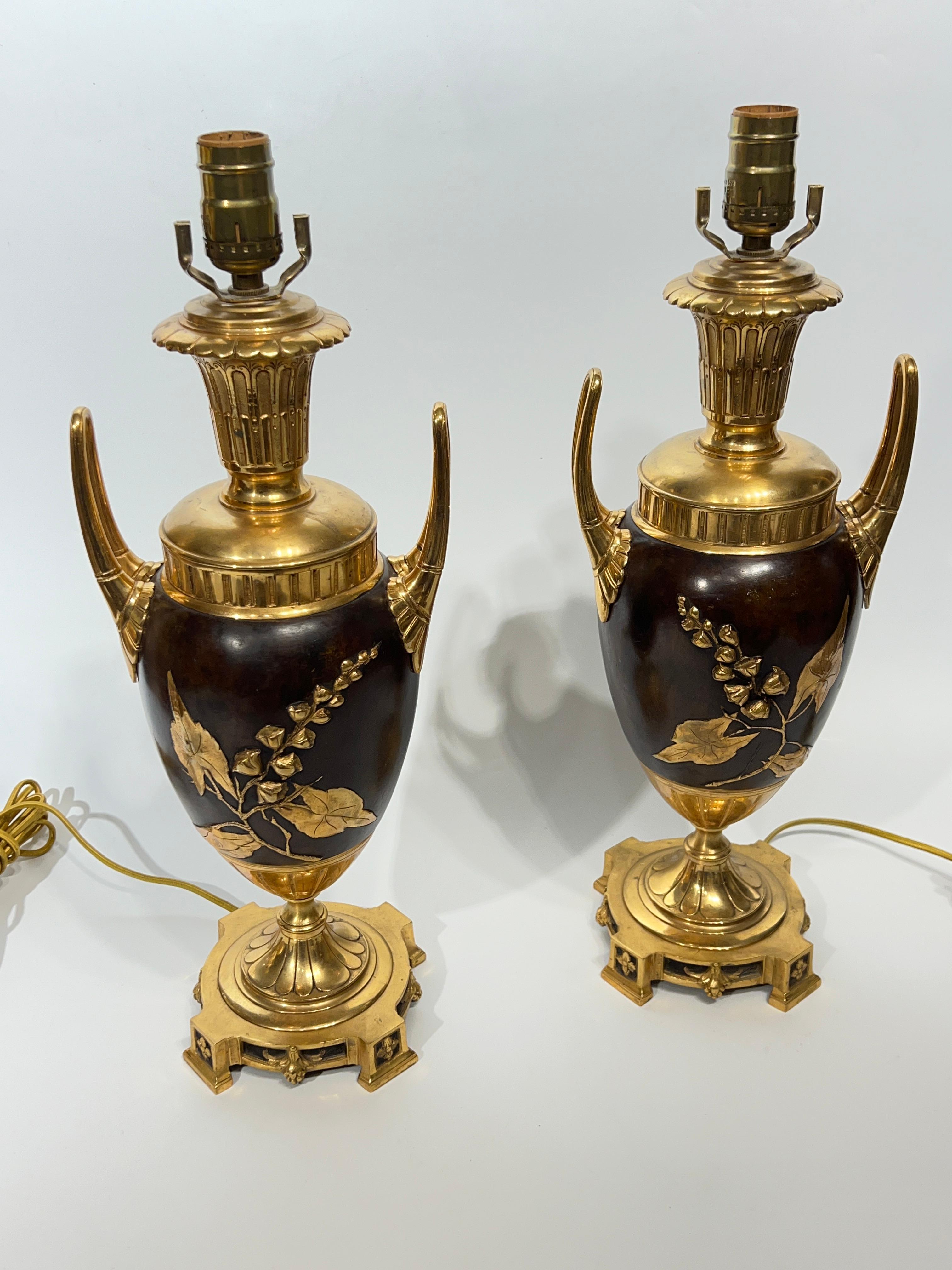 Patiné Paire d'estéthiques en bronze doré français du 19e siècle  Lampes de table en forme d'urne en vente