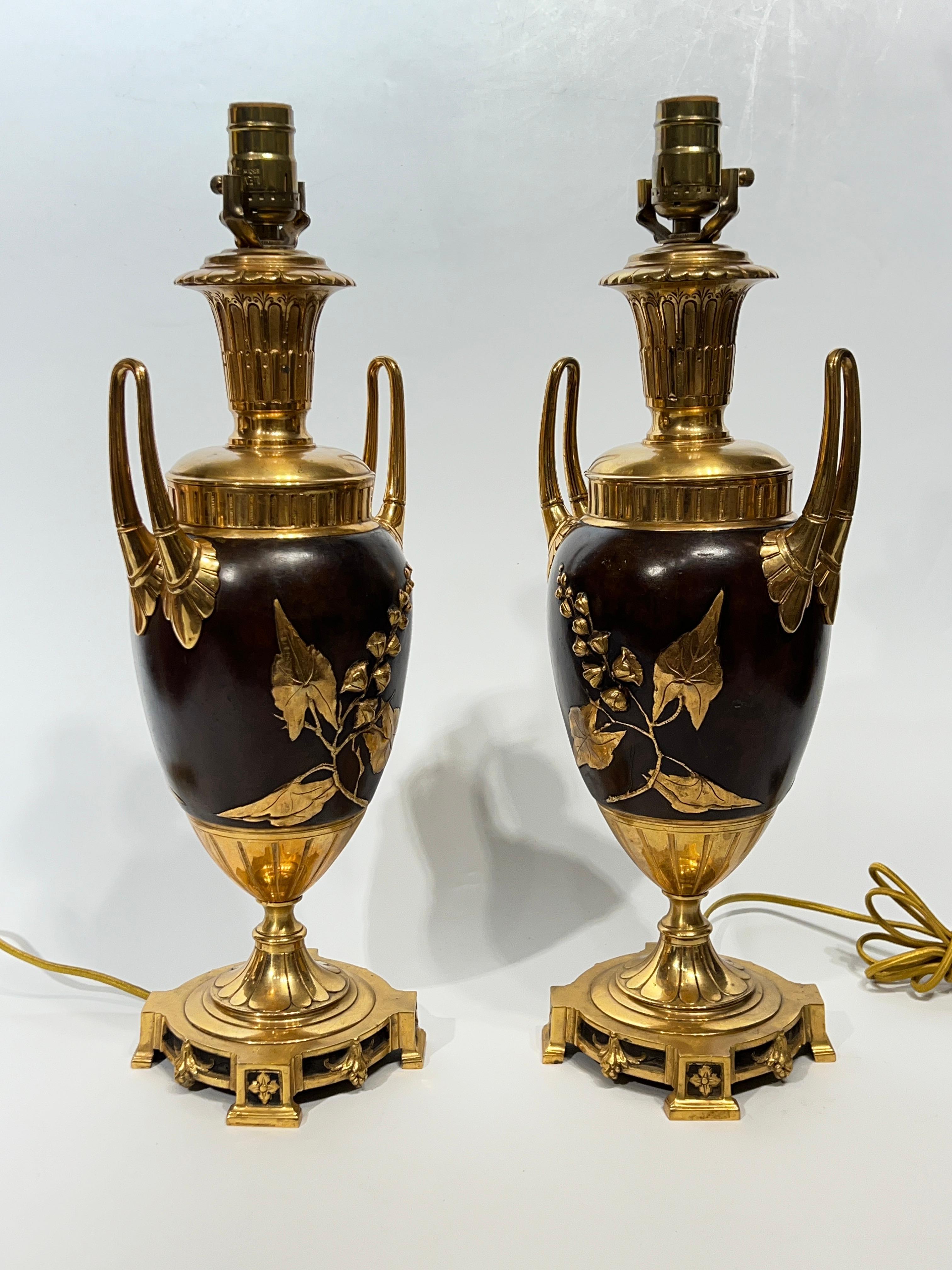 Paar 19 Jahrhundert Französisch vergoldete Bronze Aestethic  Urnenform Tischlampen im Angebot 1