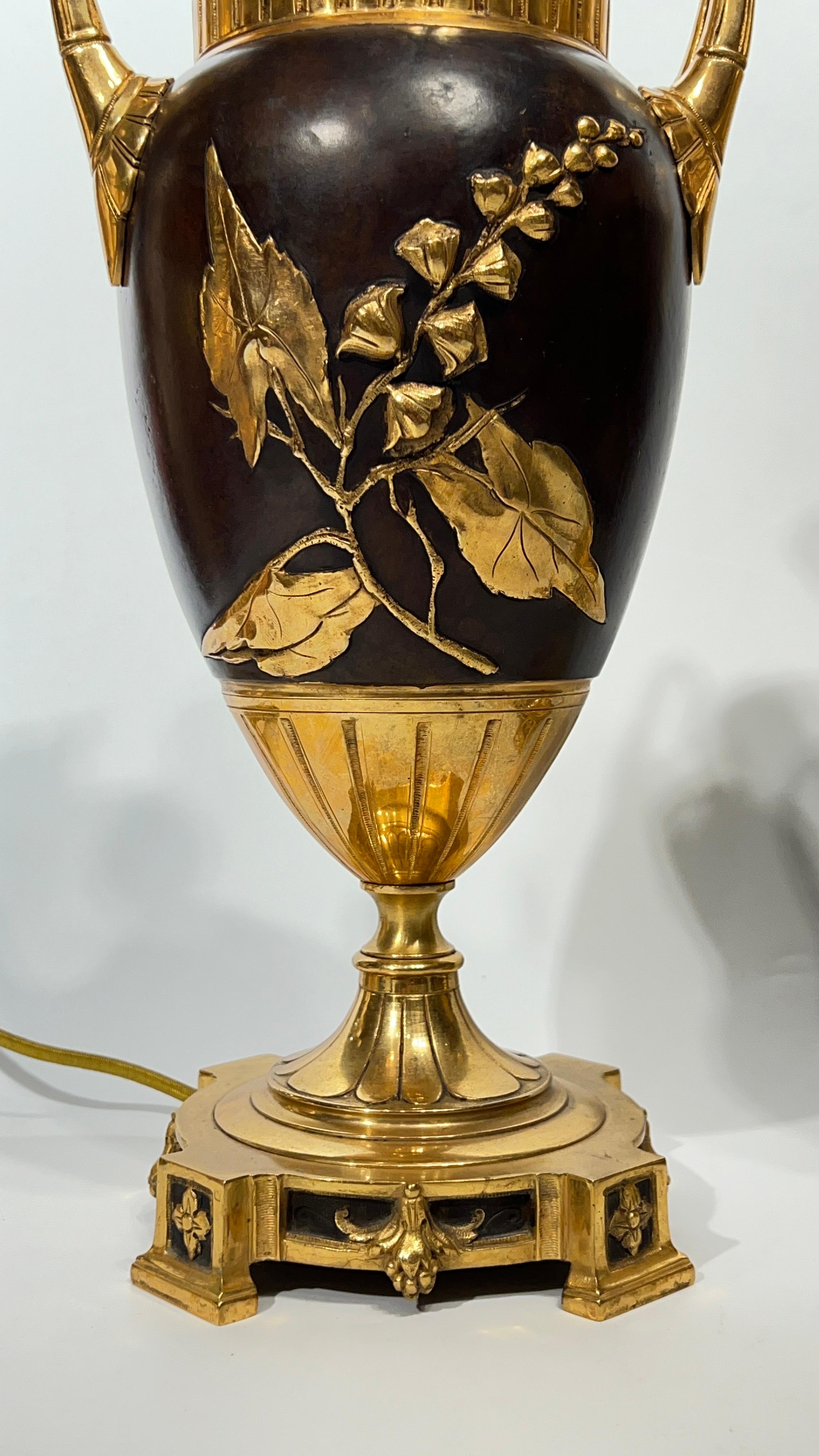 Bronze Paire d'estéthiques en bronze doré français du 19e siècle  Lampes de table en forme d'urne en vente
