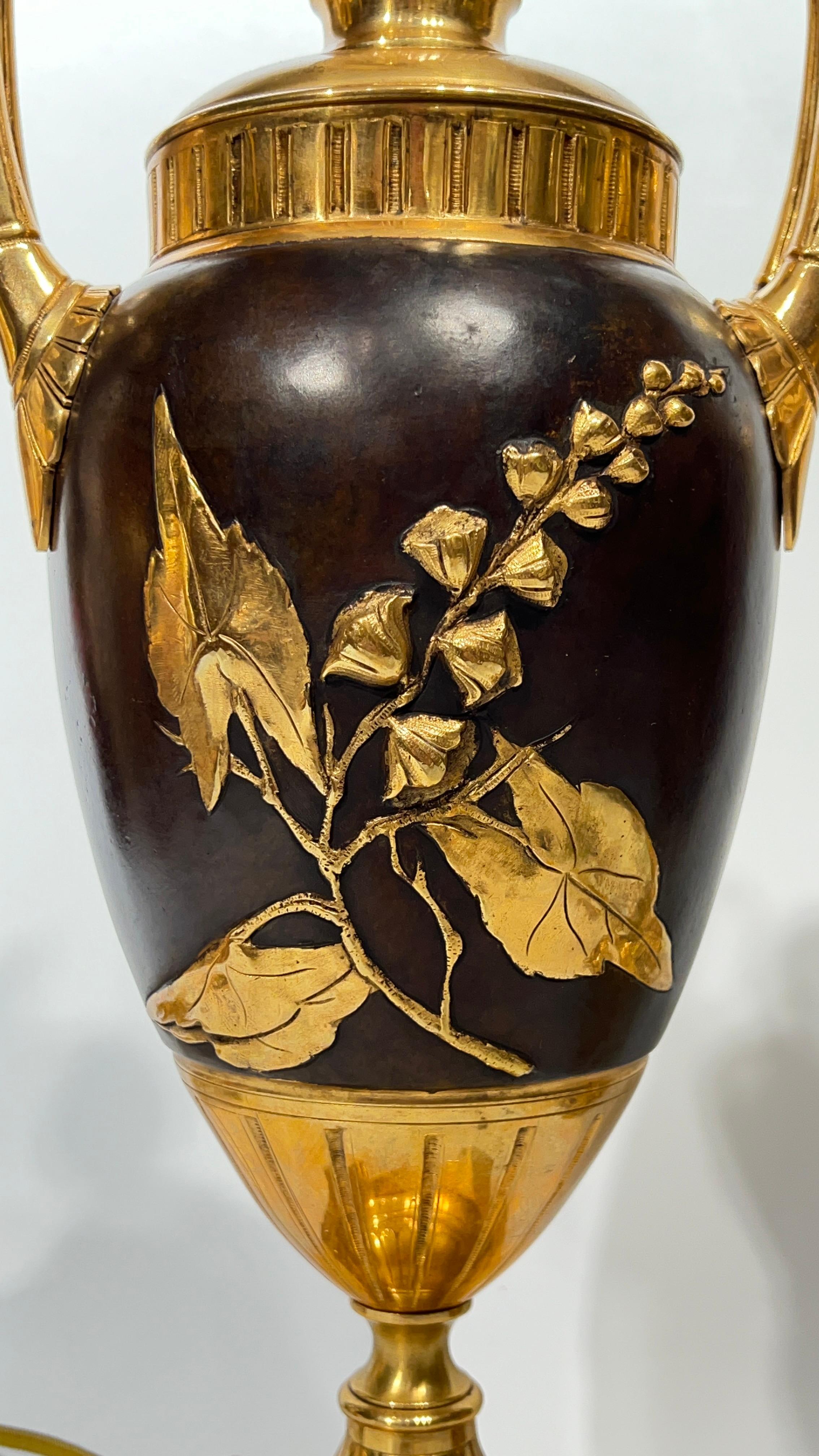Paar 19 Jahrhundert Französisch vergoldete Bronze Aestethic  Urnenform Tischlampen im Angebot 3