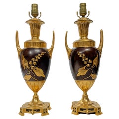 Paire d'estéthiques en bronze doré français du 19e siècle  Lampes de table en forme d'urne