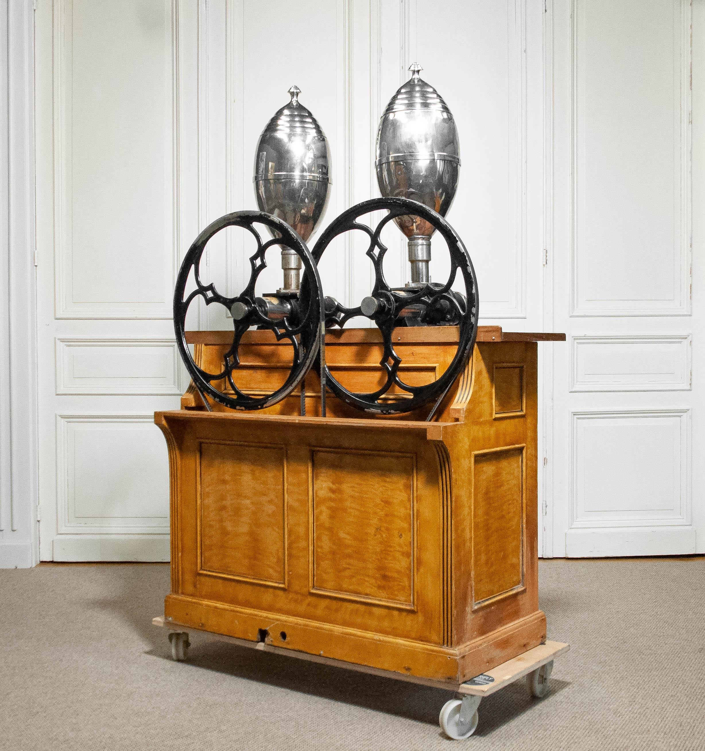 Molino de café barista profesional vintage de los años 20 en mueble original. en venta 5