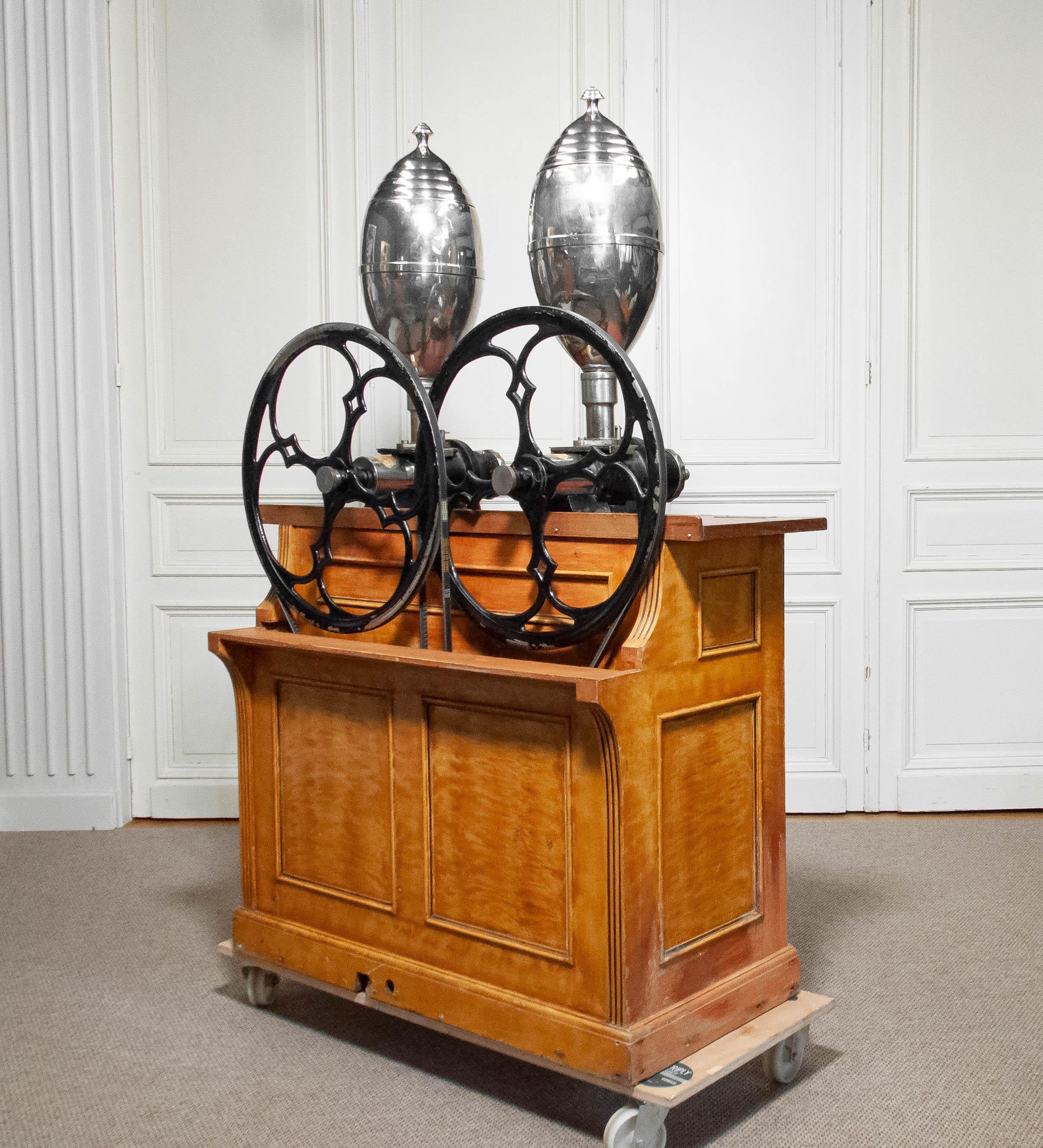 Molino de café barista profesional vintage de los años 20 en mueble original. en venta 6
