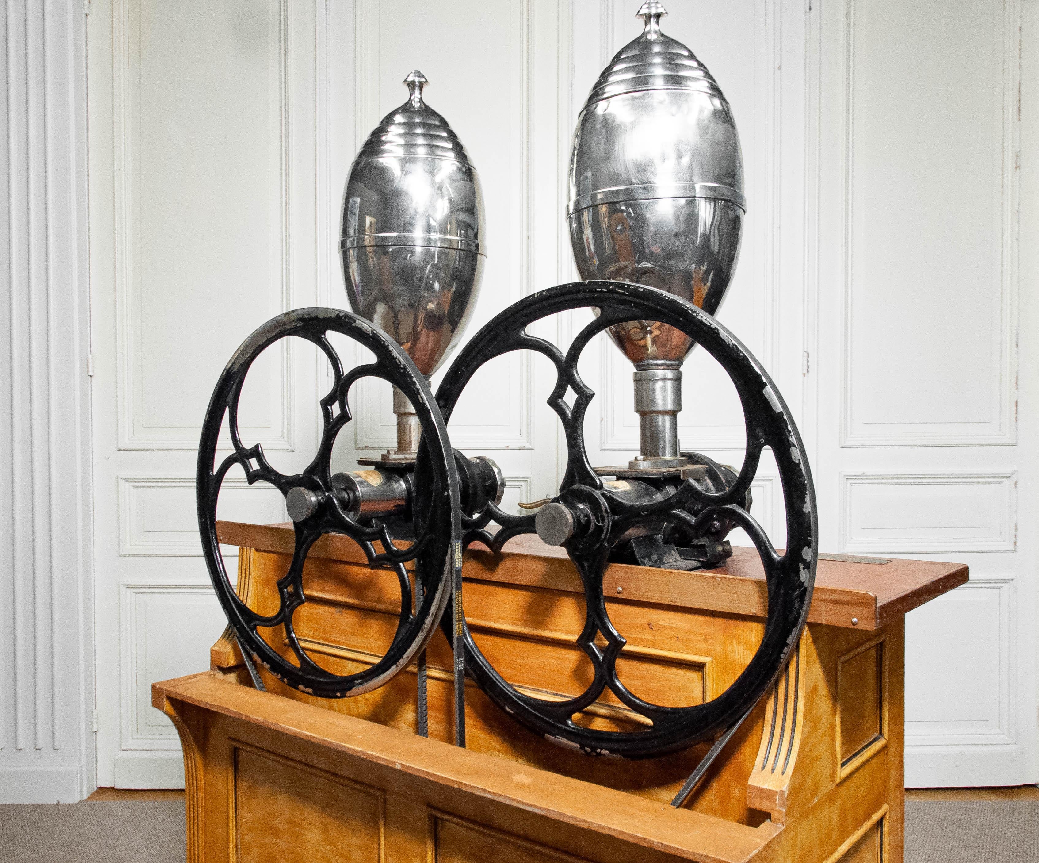 Molino de café barista profesional vintage de los años 20 en mueble original. en venta 7