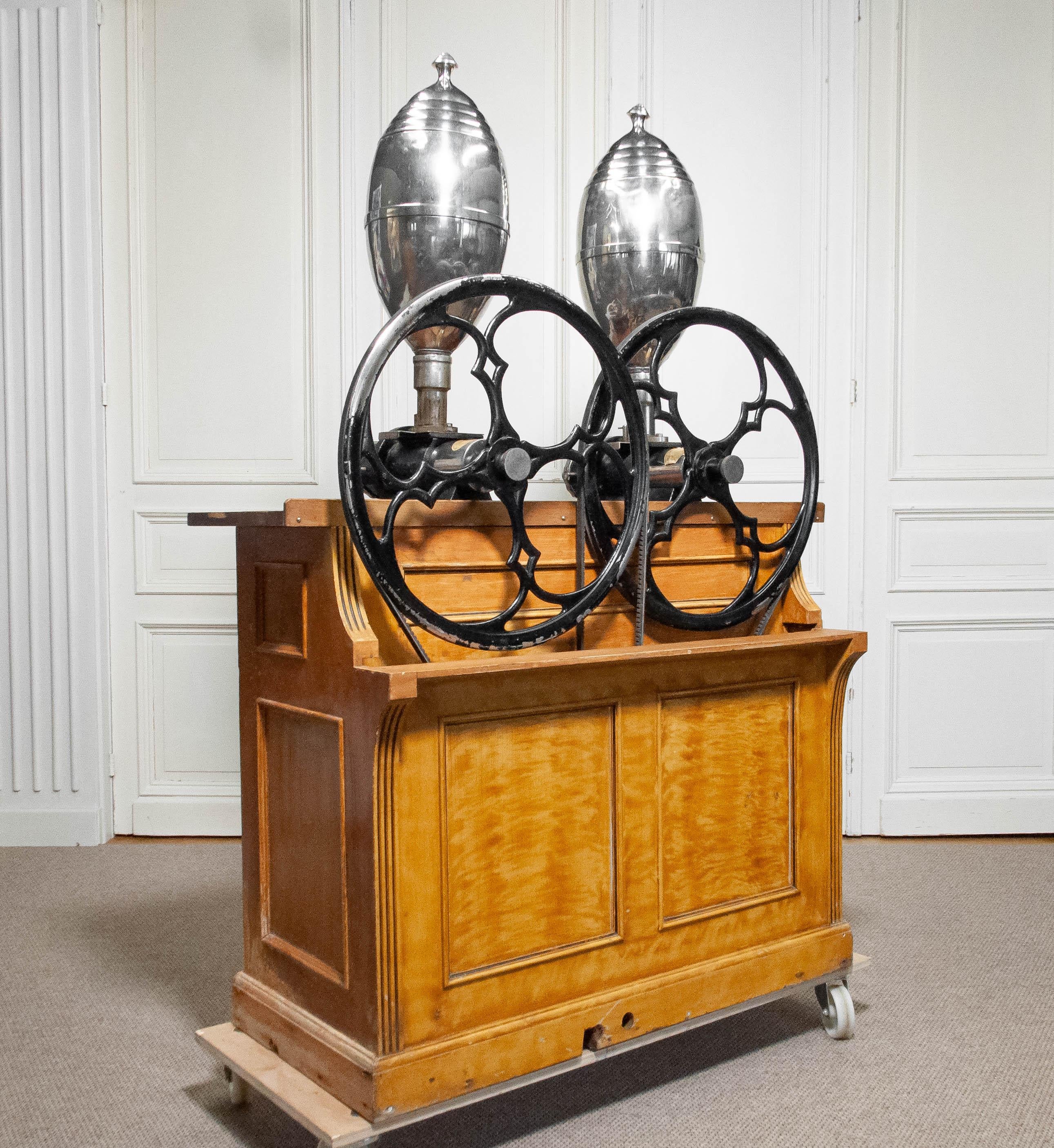 Molino de café barista profesional vintage de los años 20 en mueble original. en venta 8