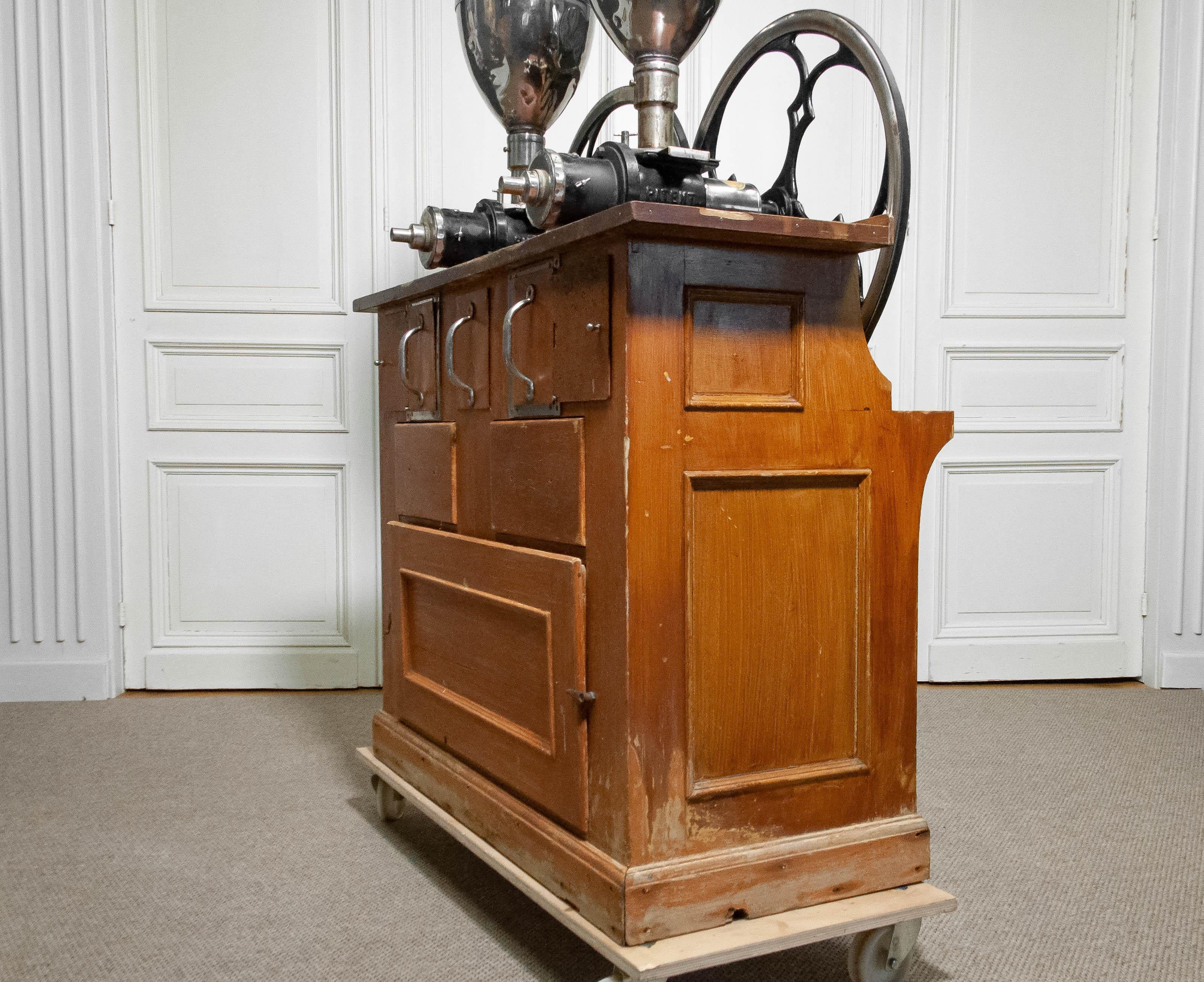 Molino de café barista profesional vintage de los años 20 en mueble original. en venta 9