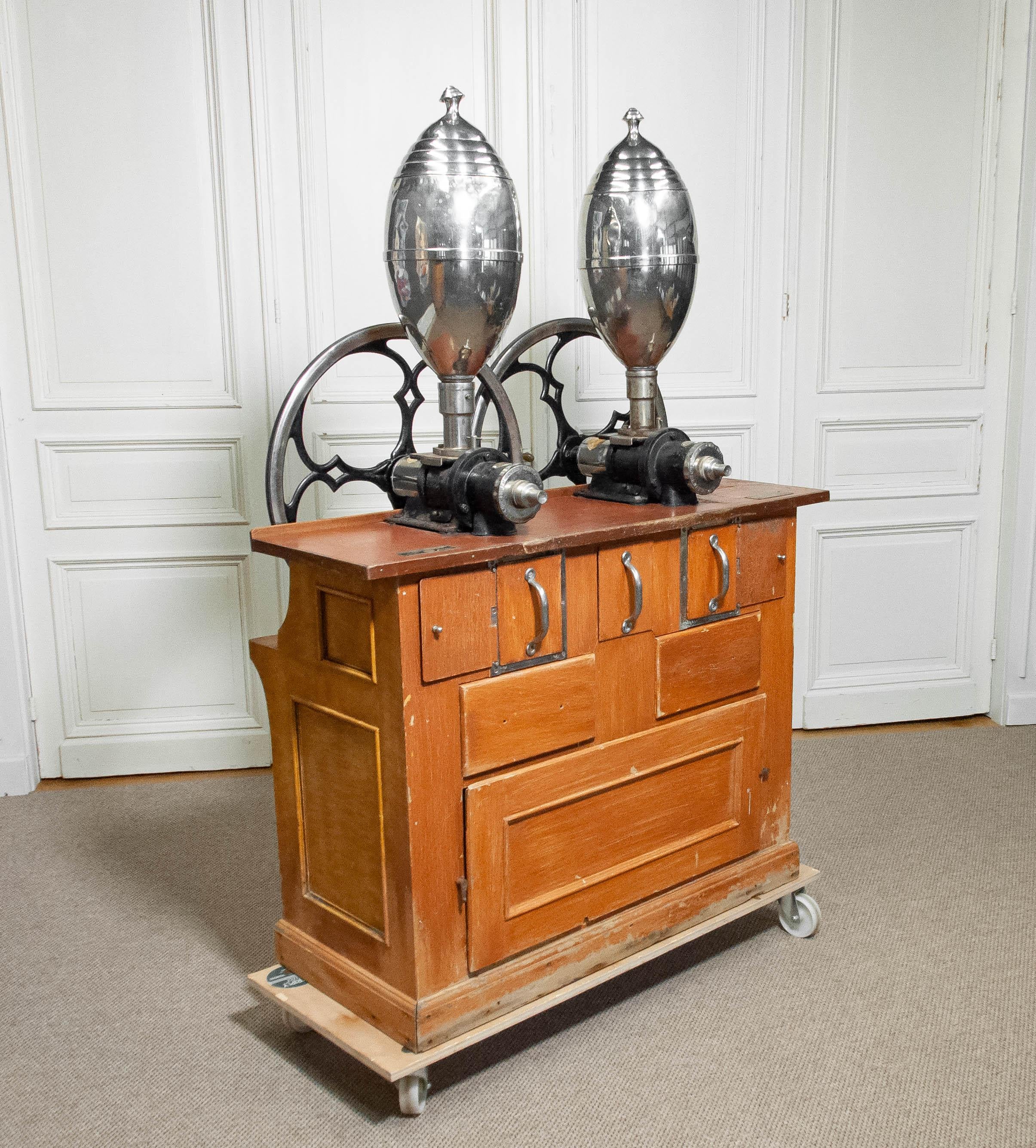 Absolutamente hermoso llamativo y profesional par molino de café / molinillos de la década de 1920 fabricados en Suecia Estocolmo por A. Jørgensen & co. Kaffekvarns-Aktiebolaget en muy buen estado técnico, que puede utilizarse profesionalmente