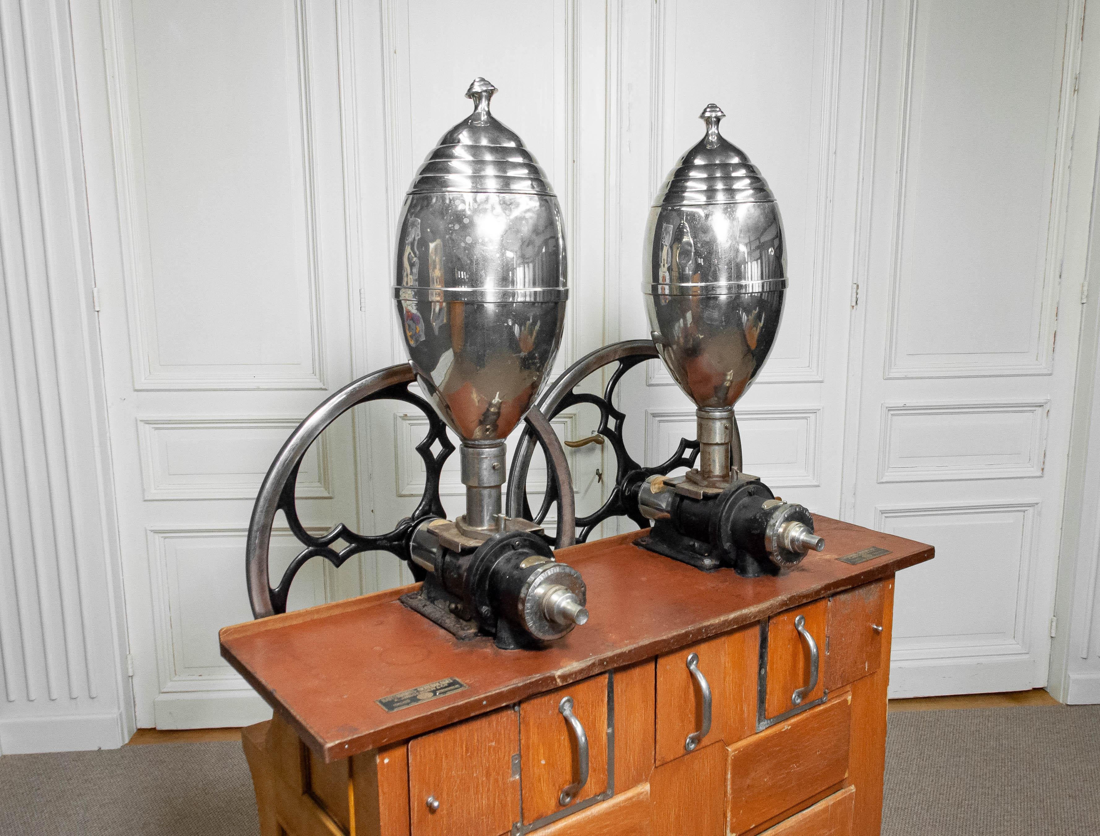 Molino de café barista profesional vintage de los años 20 en mueble original. Industrial en venta