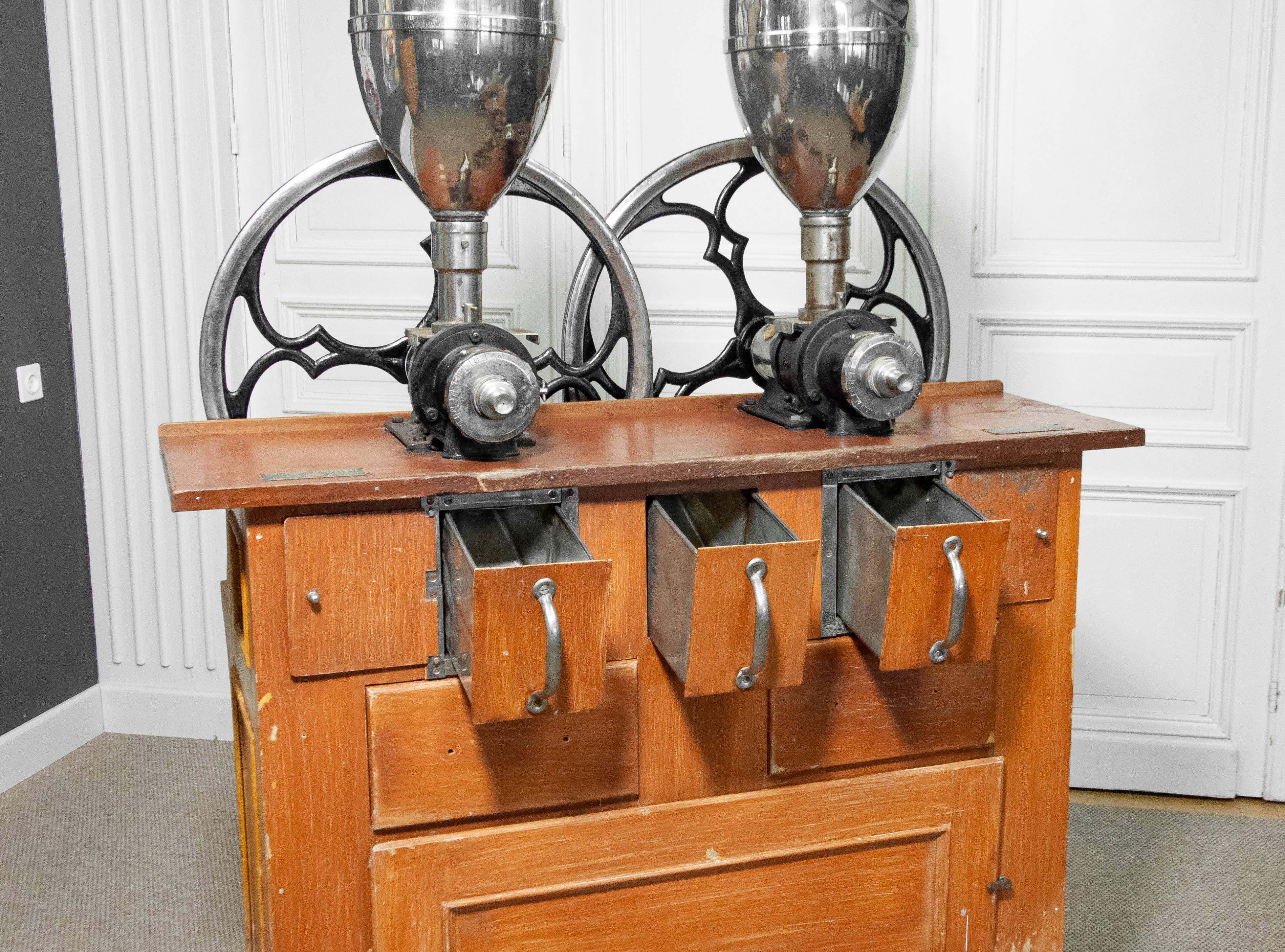 Molino de café barista profesional vintage de los años 20 en mueble original. Sueco en venta