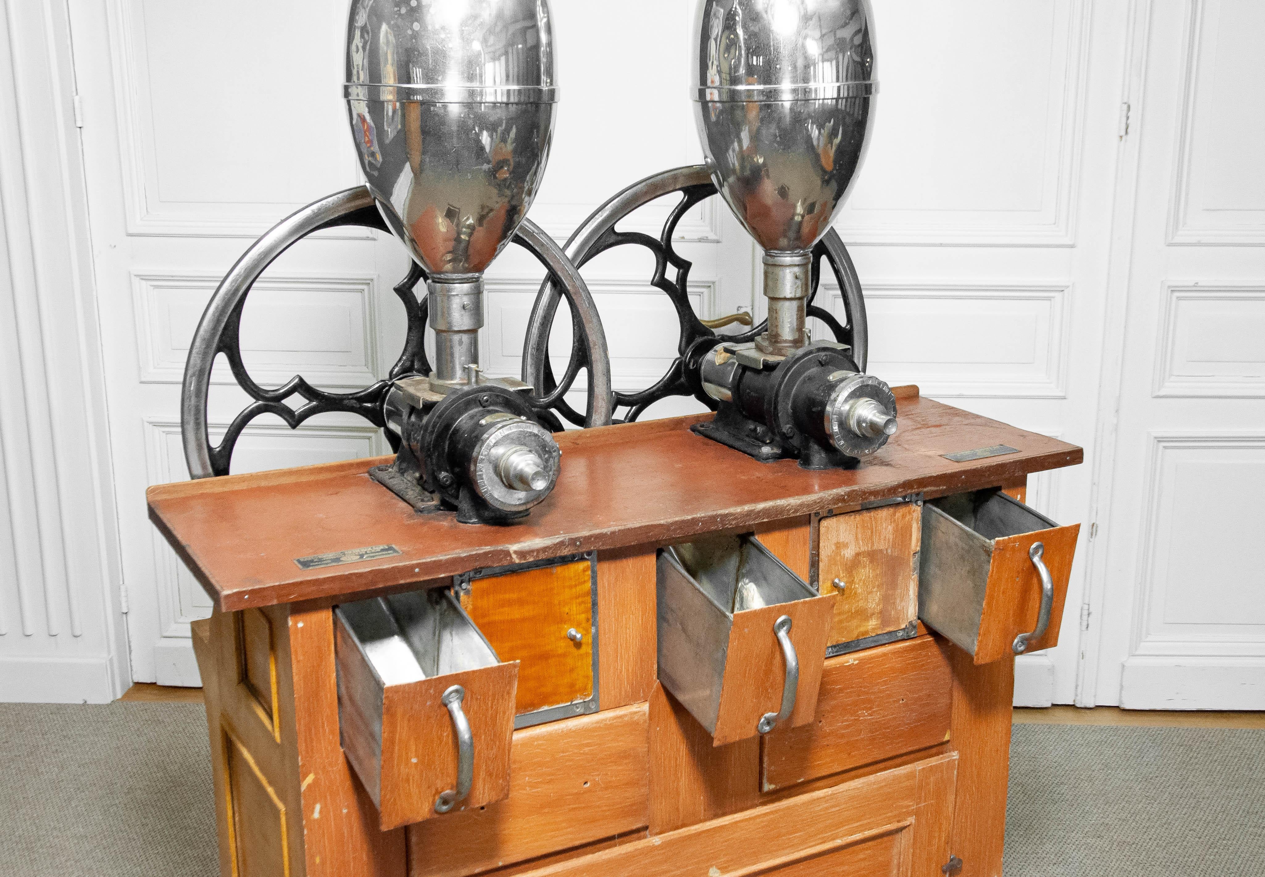 Molino de café barista profesional vintage de los años 20 en mueble original. Hecho a mano en venta