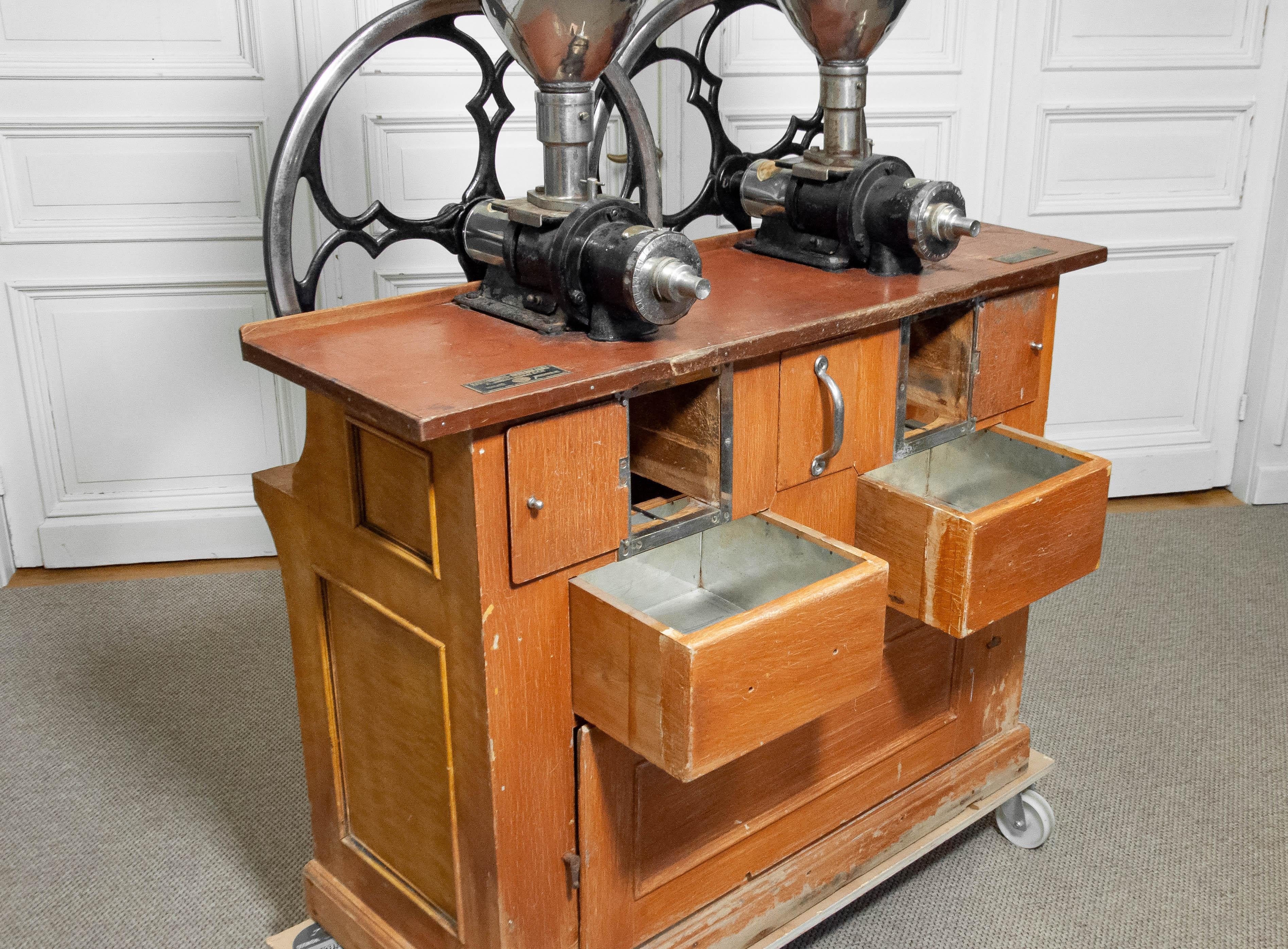Molino de café barista profesional vintage de los años 20 en mueble original. en Bueno estado para la venta en Silvolde, Gelderland