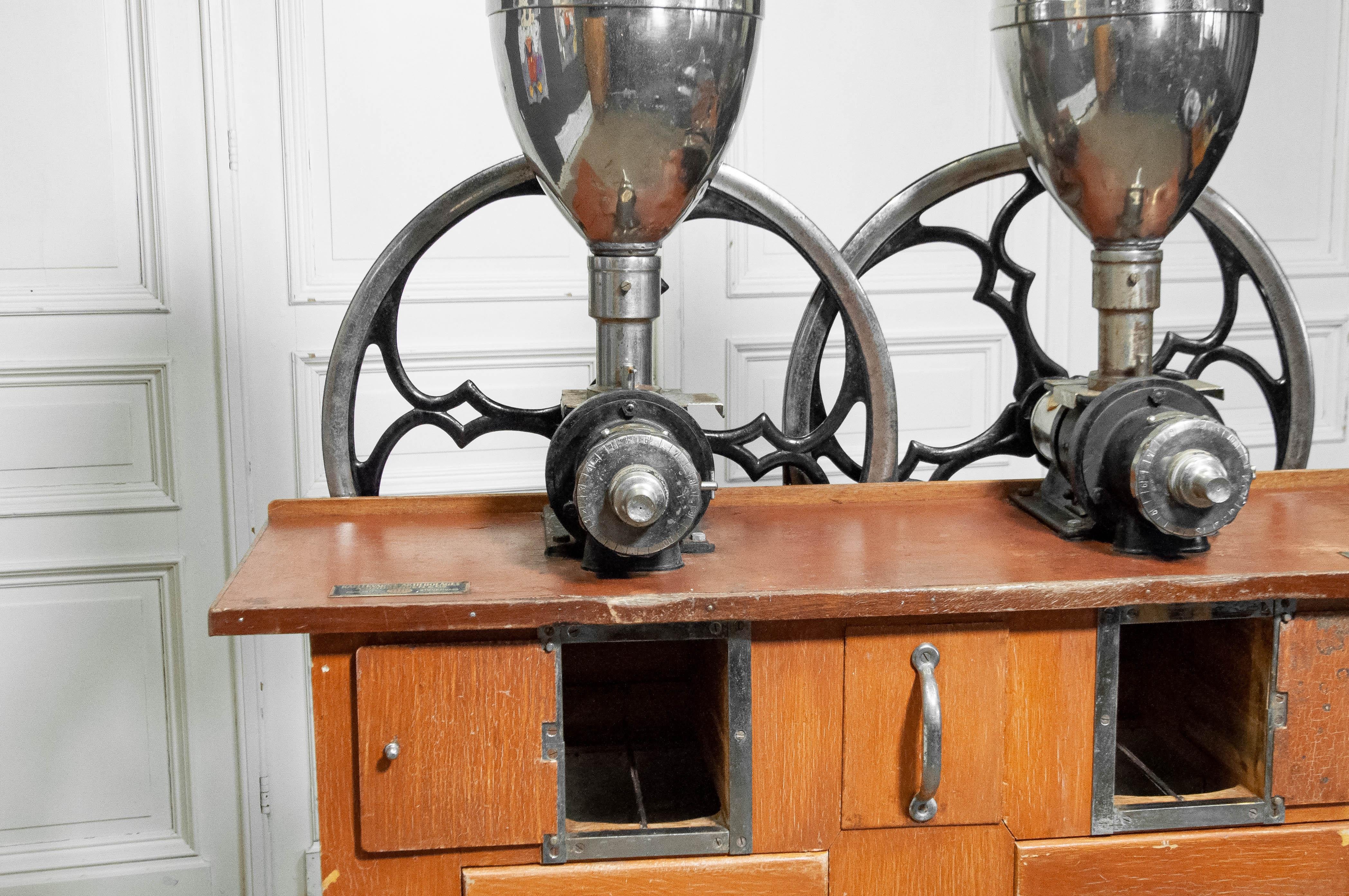 Molino de café barista profesional vintage de los años 20 en mueble original. principios del siglo XX en venta