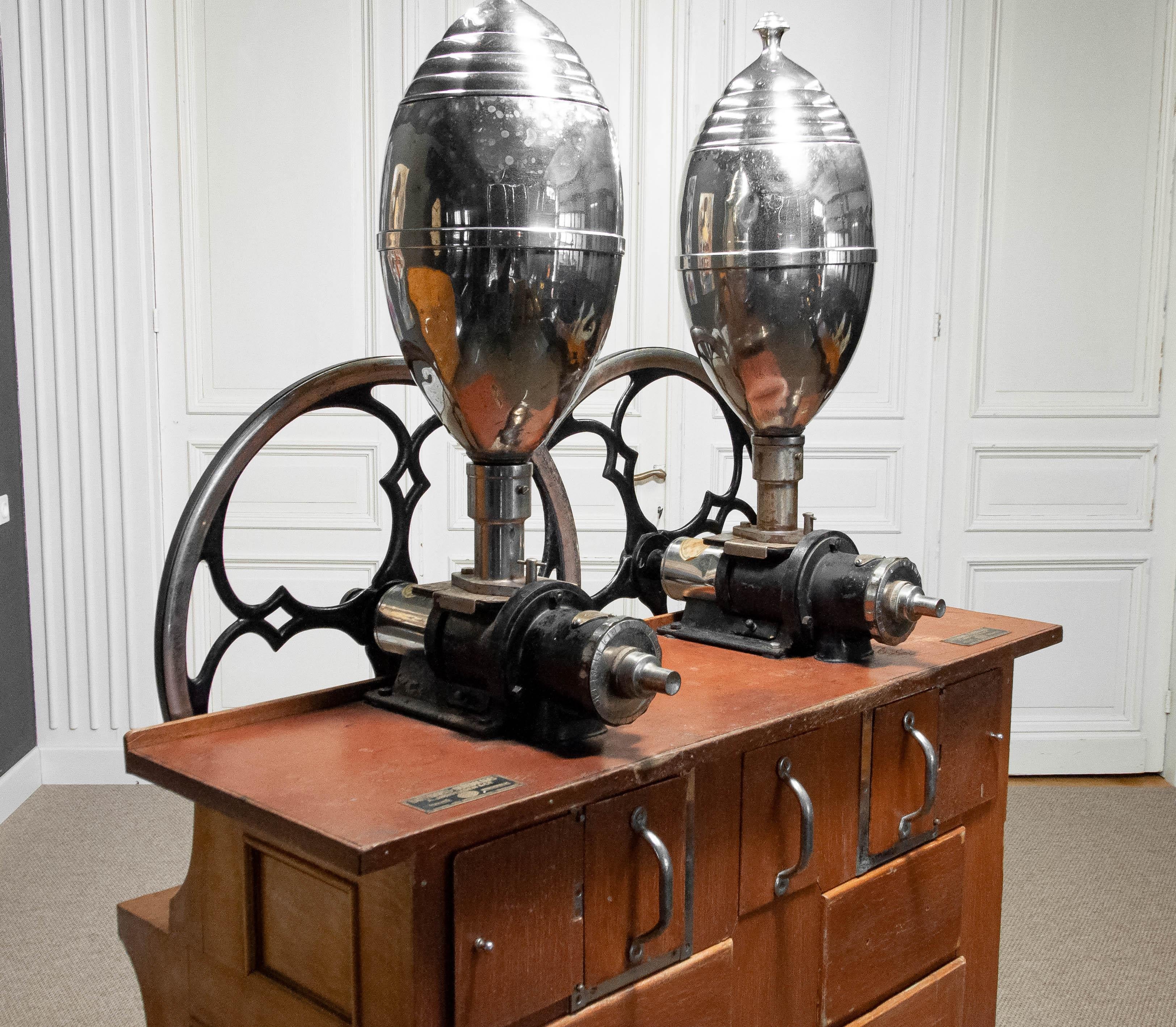 Molino de café barista profesional vintage de los años 20 en mueble original. Latón en venta