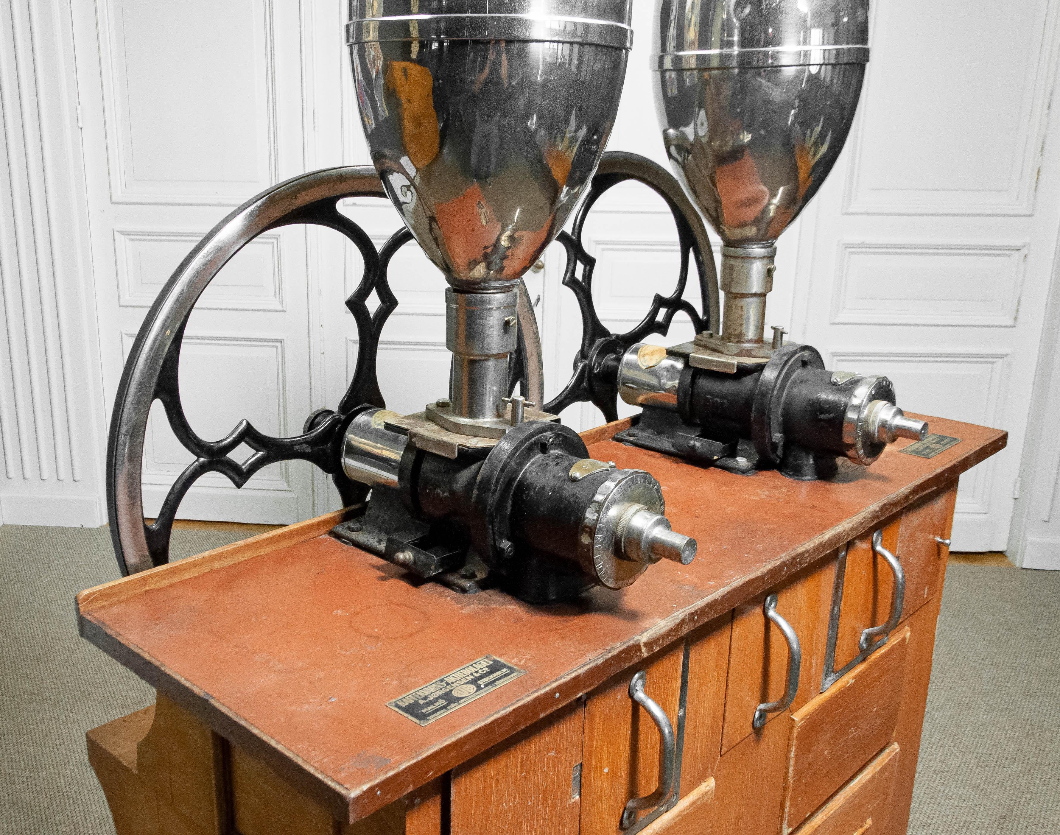 Molino de café barista profesional vintage de los años 20 en mueble original. en venta 1