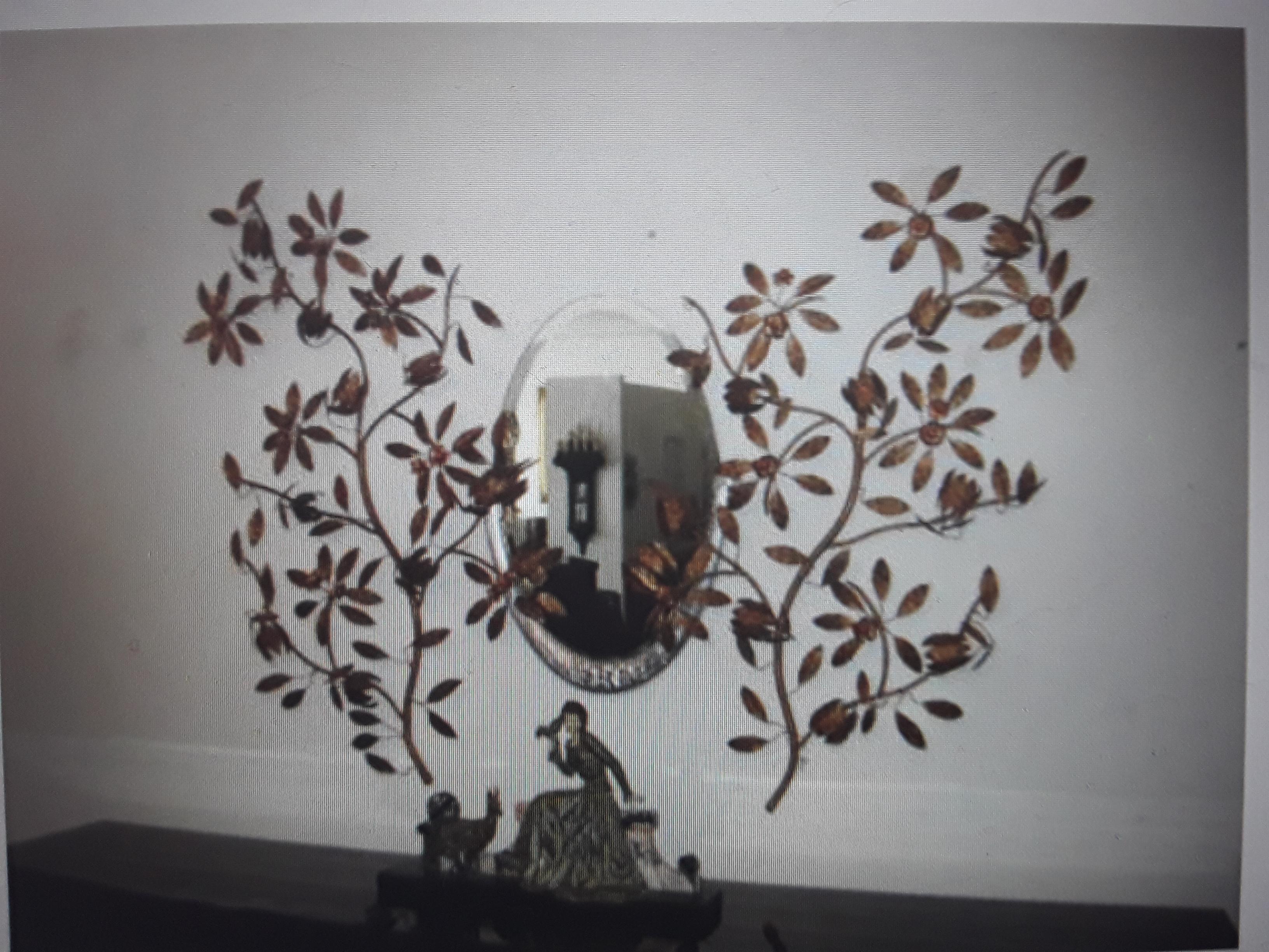 Début du 20ème siècle Paire d'appliques murales Art Déco françaises XL en métal doré à motifs floraux, 1920  Pas de Lights  en vente