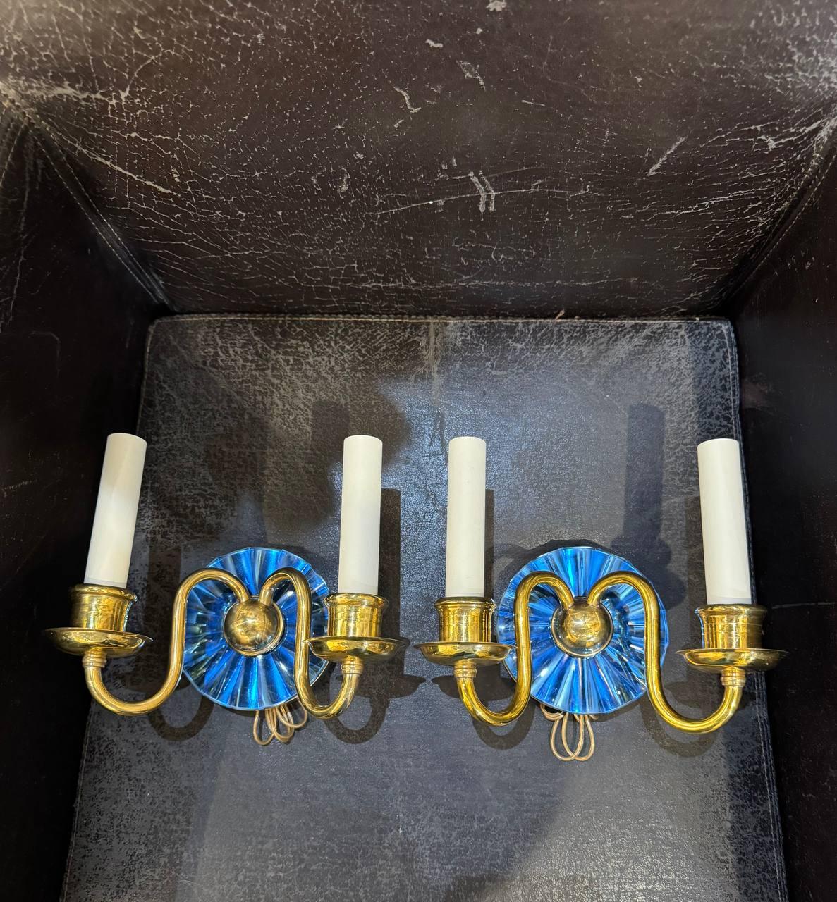 Pareja de apliques de 1920 de bronce y cristal biselado de cobalto Estadounidense en venta