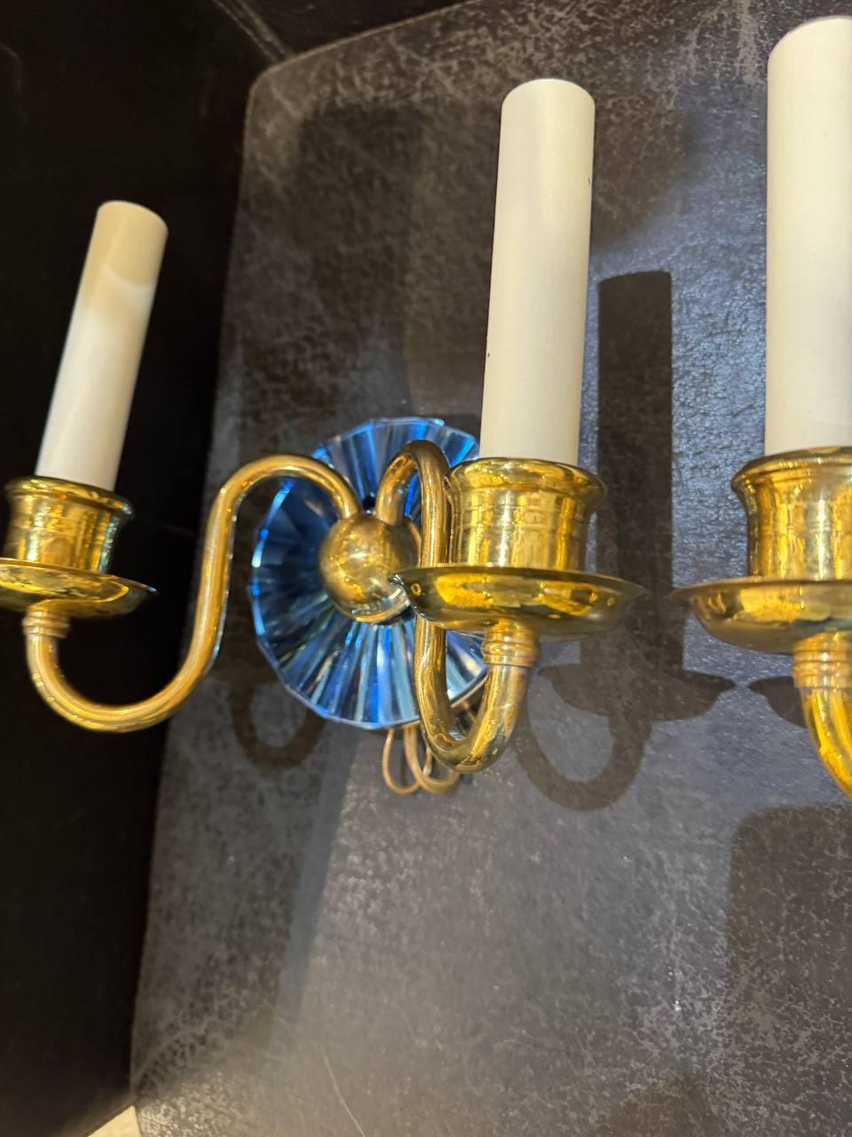 Pareja de apliques de 1920 de bronce y cristal biselado de cobalto Biselado en venta