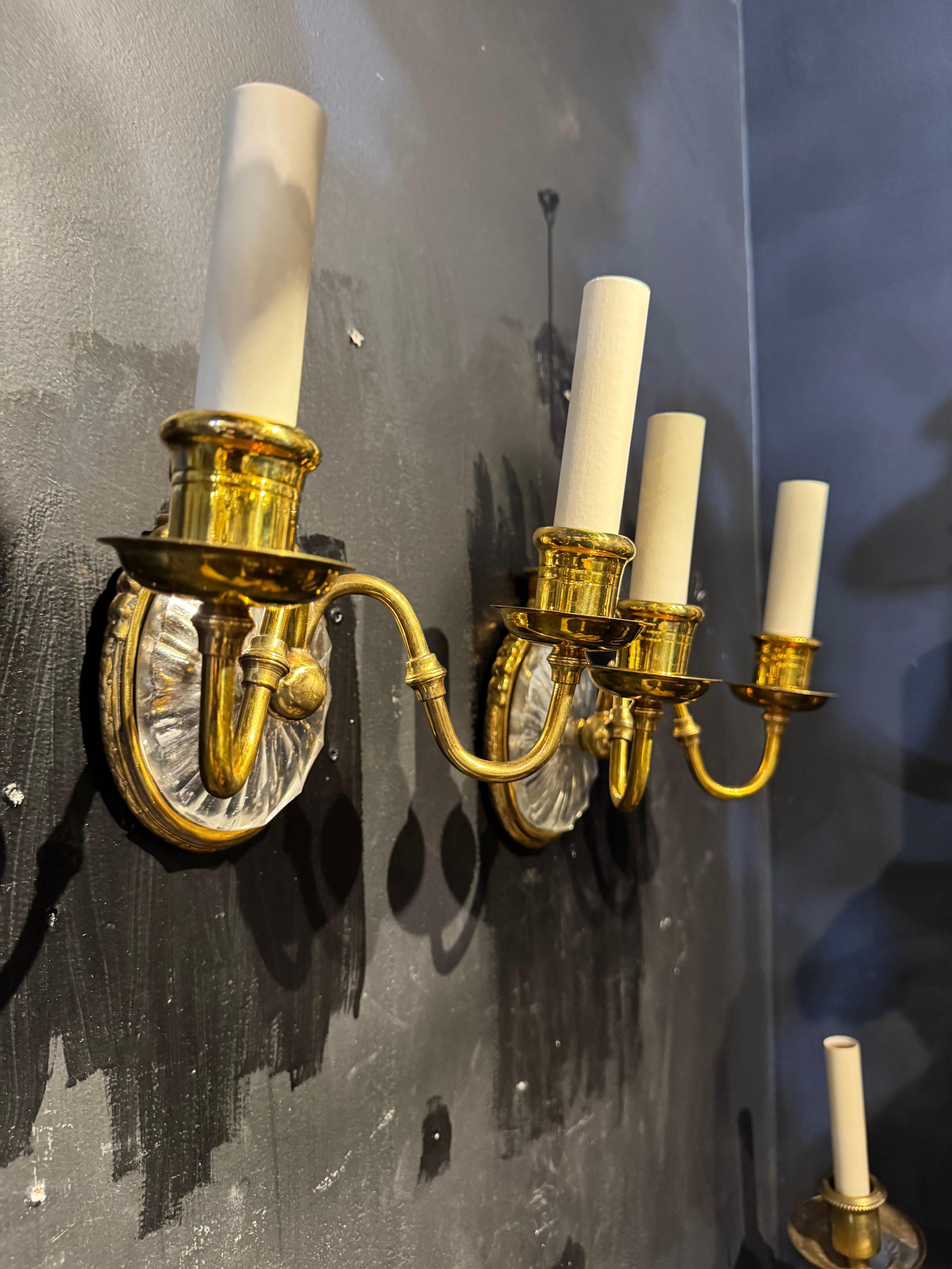 paire d'appliques à double lumière CIRCA des années 1920 avec plaque arrière en verre taillé et miroir, en très bon état et nouvellement câblées (UL)
