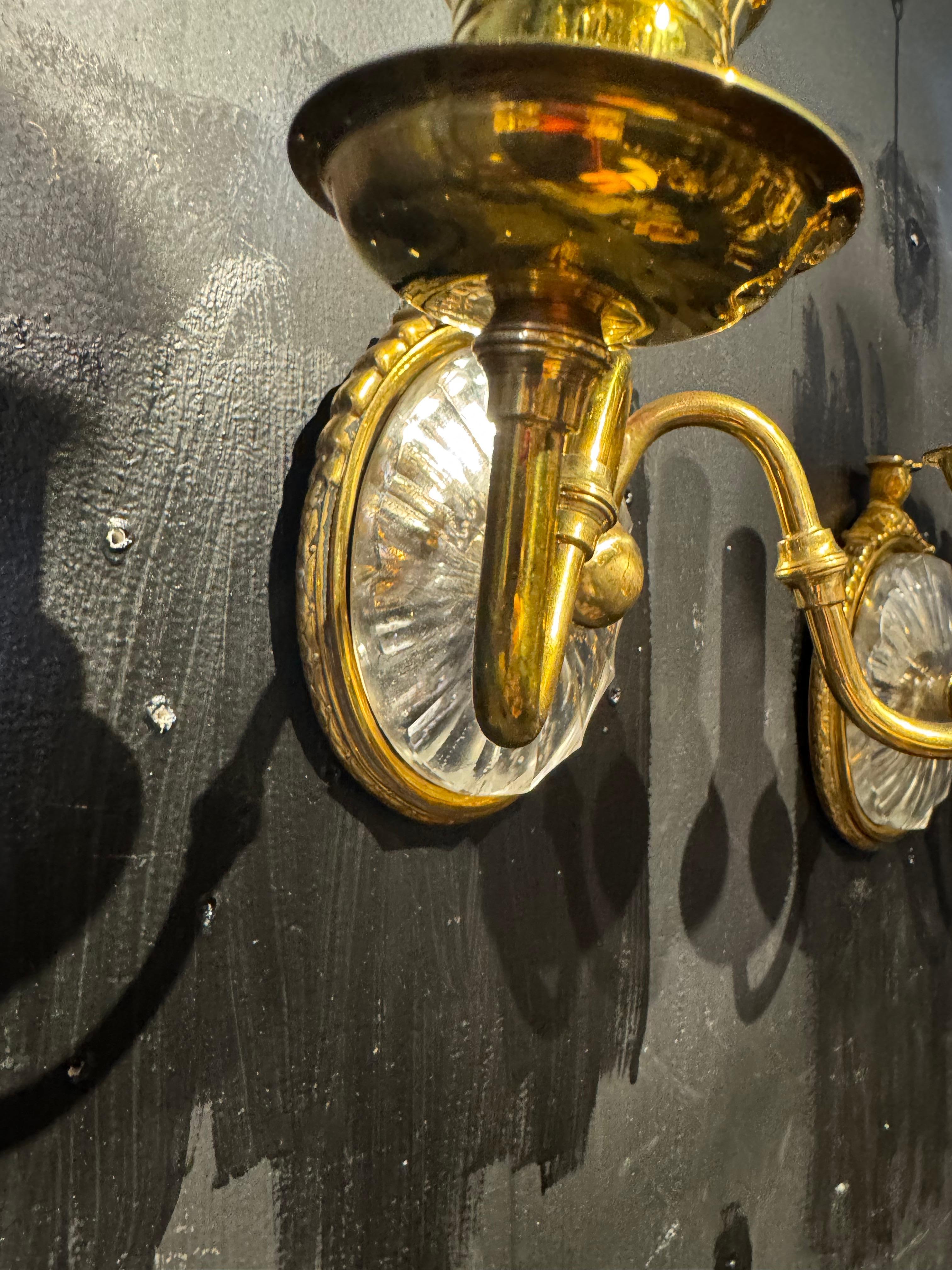 Doré Appliques Caldwell en bronze et verre taillé des années 1920 en vente