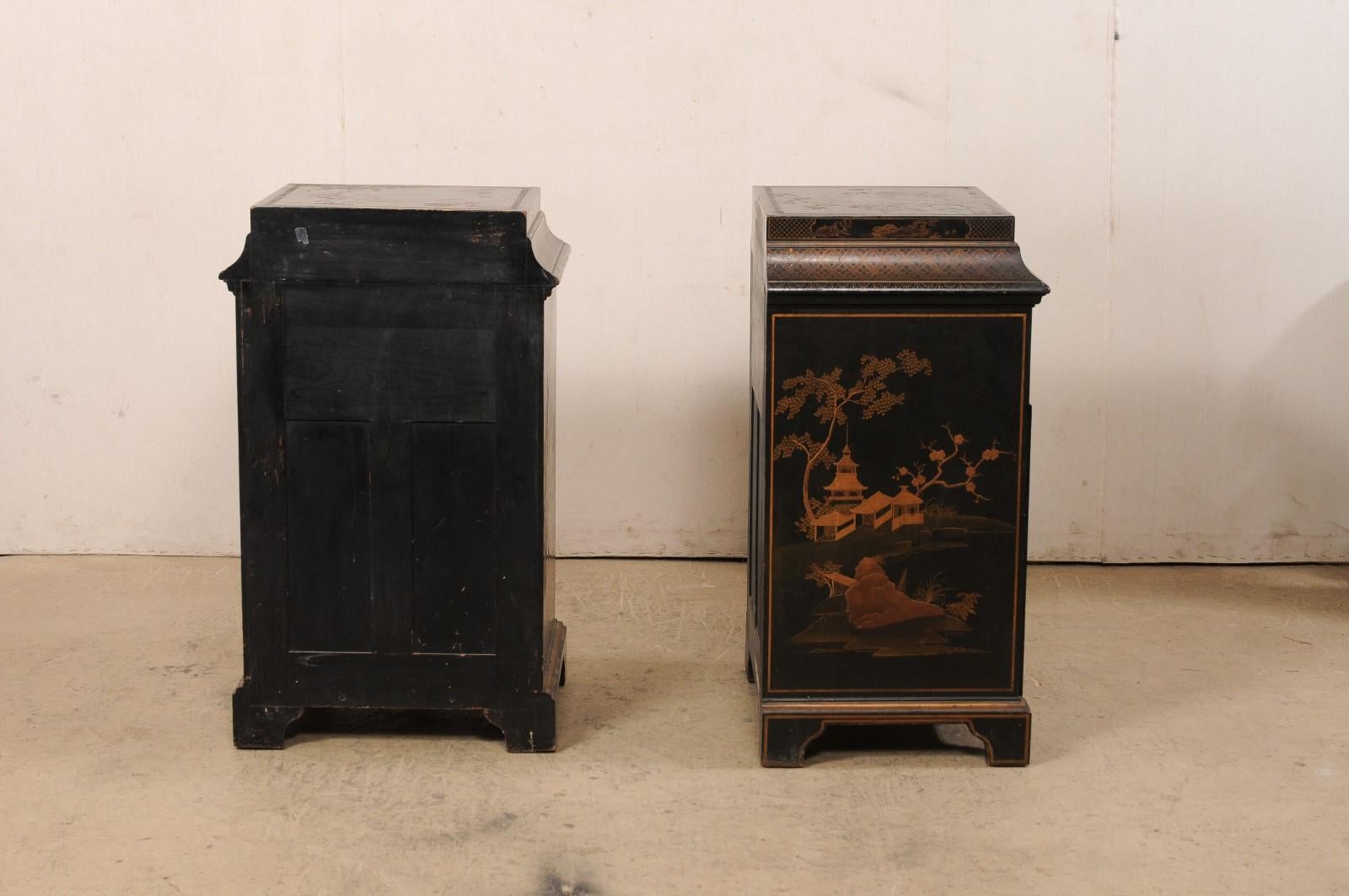 20ième siècle Paire d'armoires latérales peintes Chinoiserie des années 1920 en vente
