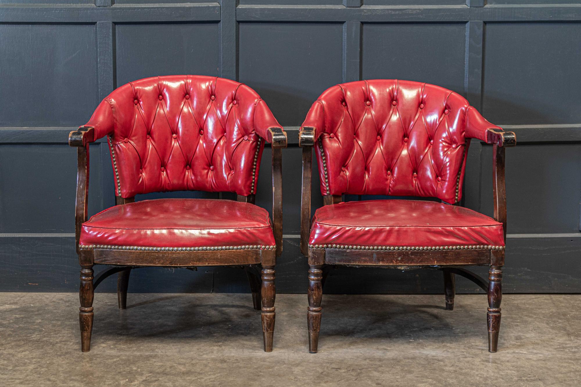 Pareja de sillas club inglesas de 1920 con tachuelas rojas en venta 3