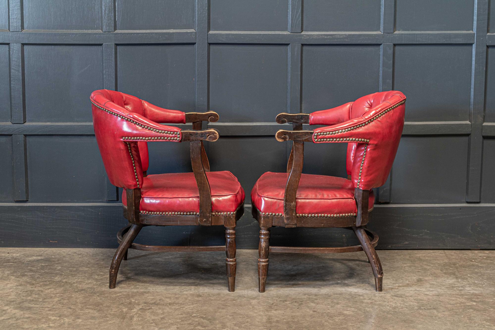 Circa 1920's.

Pareja de sillas club inglesas con tachuelas rojas de 1920. Cuero Rexine original abotonado y tachonado con almohadillas de asiento con muelles, casquillos de latón para las piernas, gran desgaste, color y