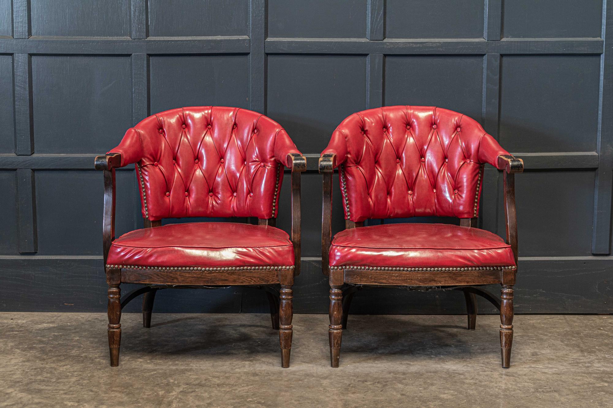 Britannique Paire de fauteuils club anglais cloutés rouges des années 1920 en vente