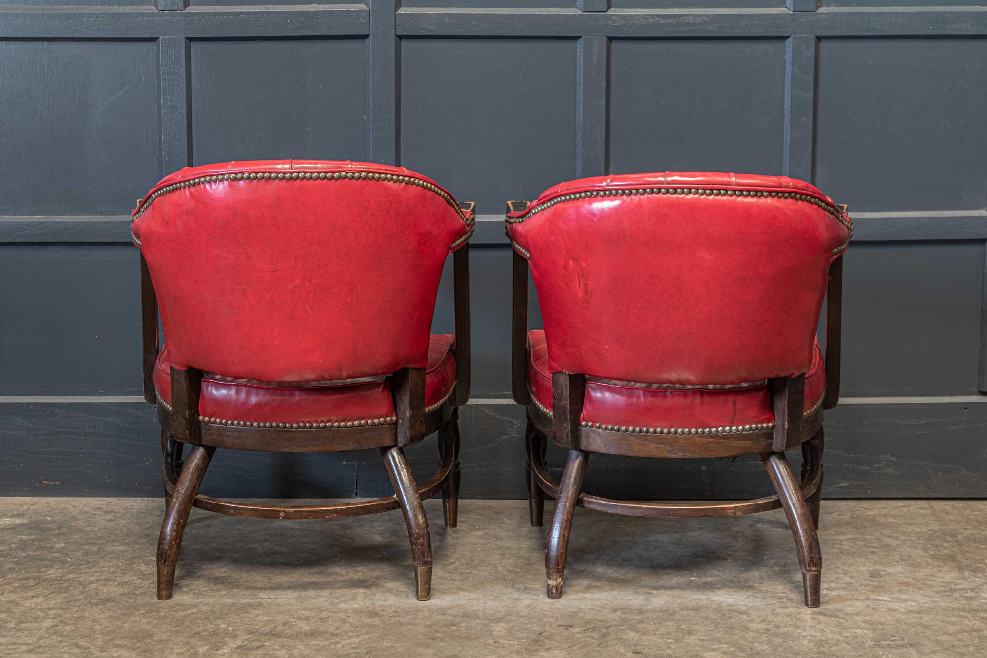 Pareja de sillas club inglesas de 1920 con tachuelas rojas Británico en venta