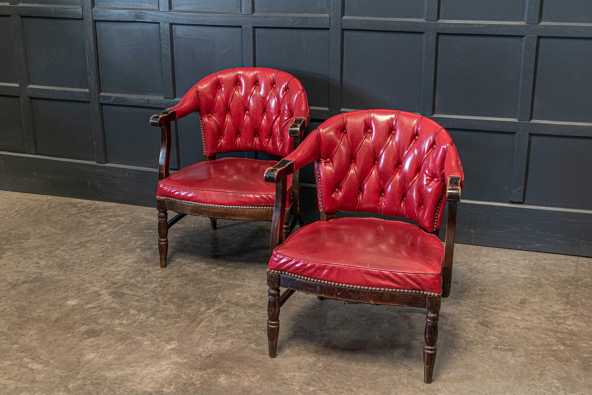 Début du 20ème siècle Paire de fauteuils club anglais cloutés rouges des années 1920 en vente