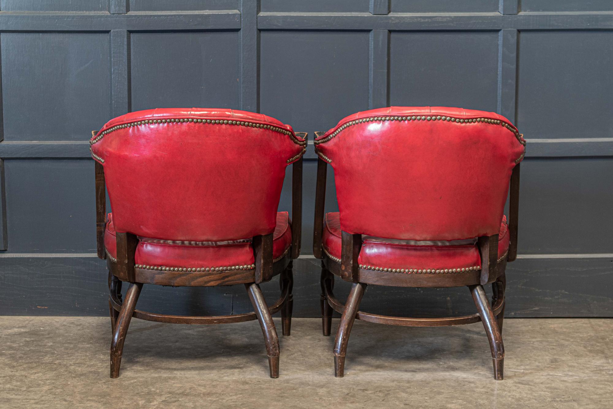 Pareja de sillas club inglesas de 1920 con tachuelas rojas en venta 1