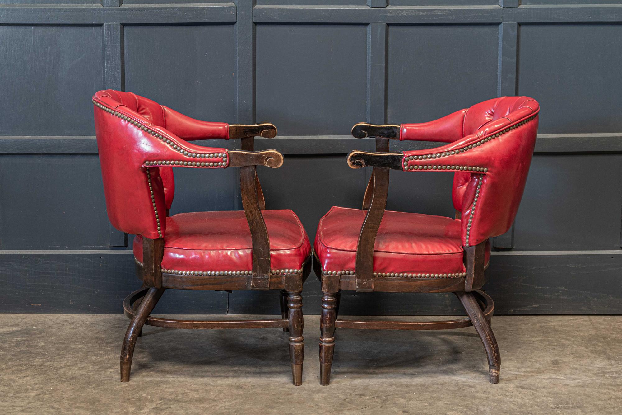Pareja de sillas club inglesas de 1920 con tachuelas rojas en venta 2