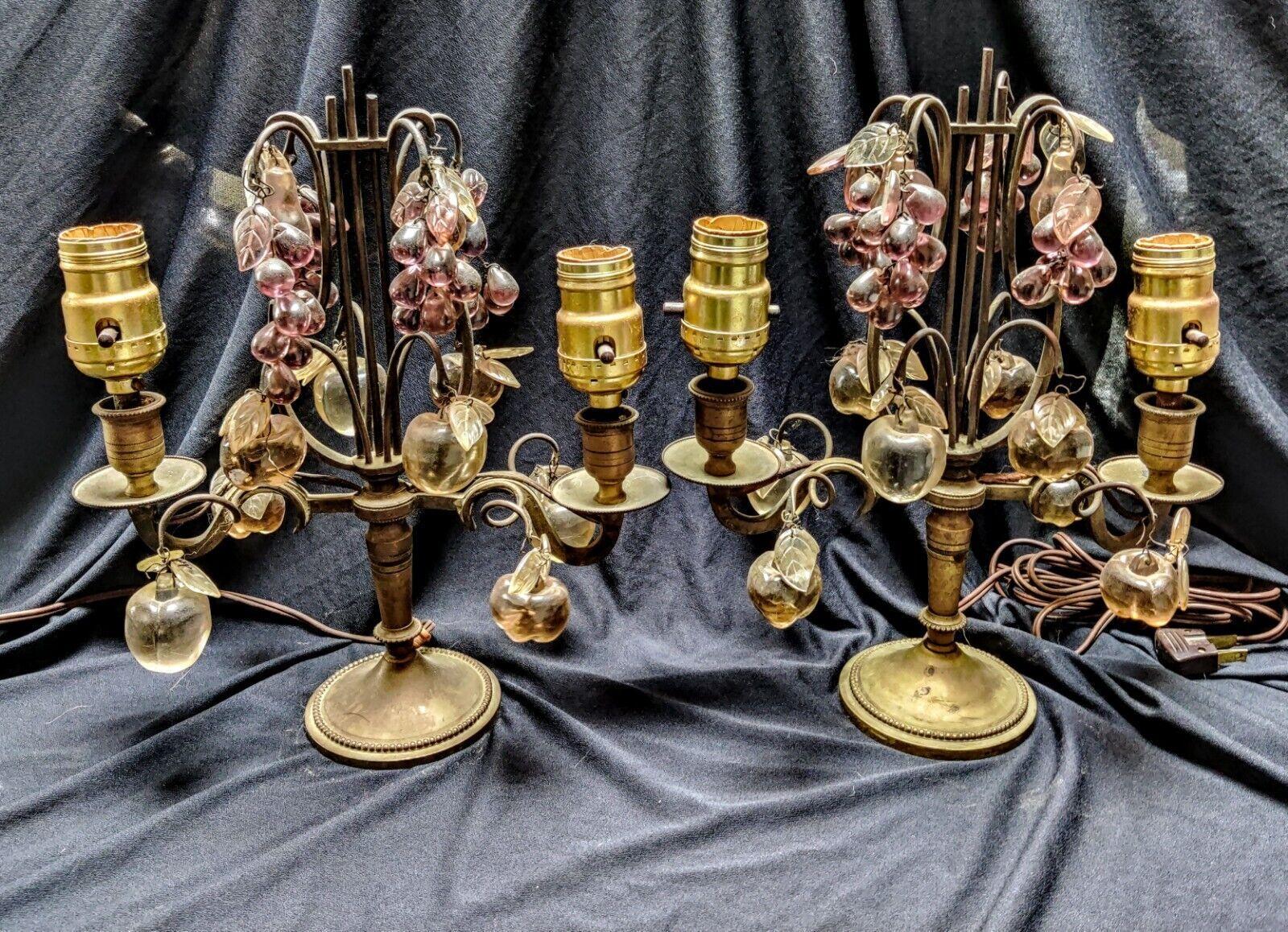 Français Paire de lampes de table Napoléon III en bronze et cristal à fruits et pétales des années 1920  en vente