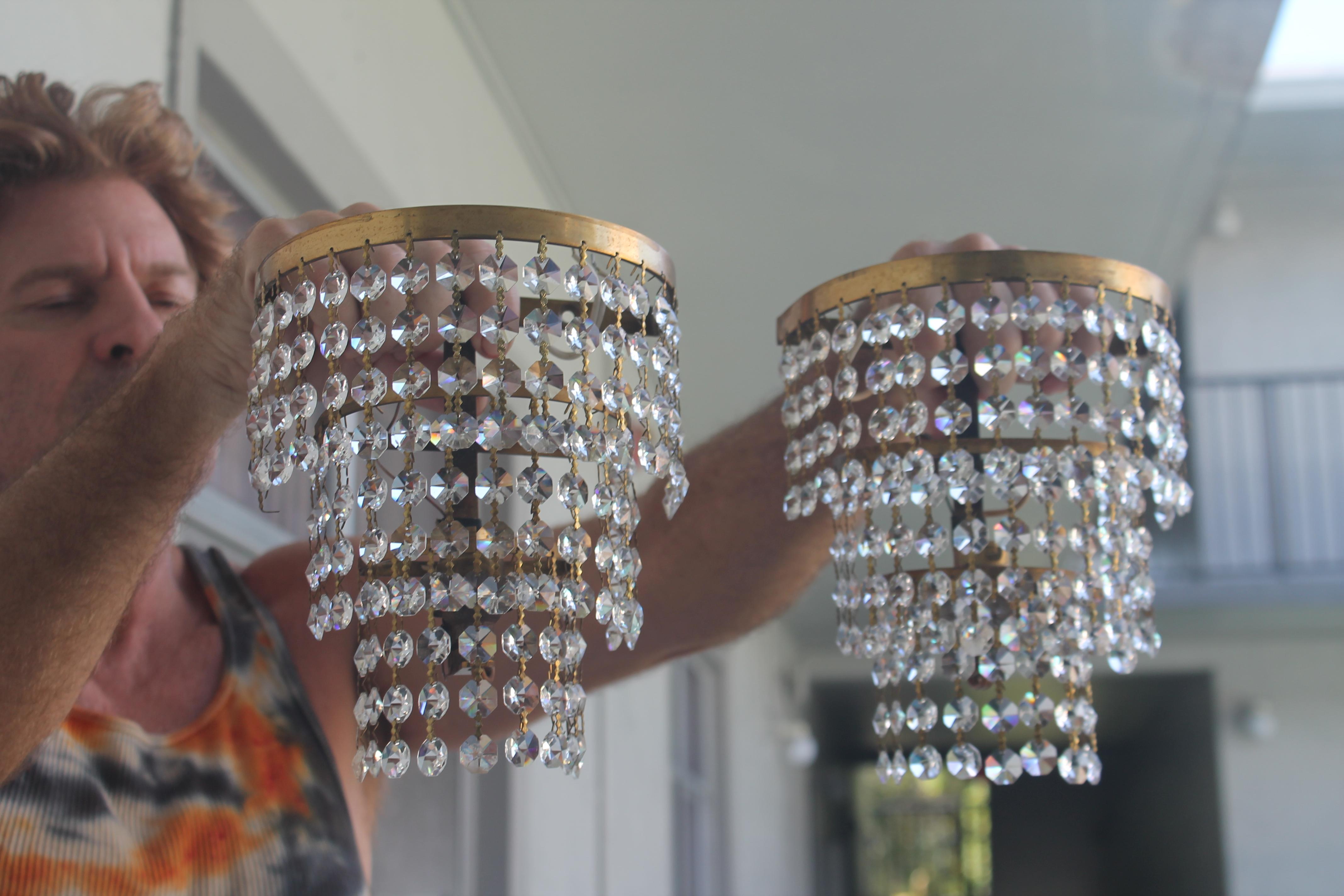 Bronze Paire d'appliques de style Régence française des années 1920, en bronze doré et cristal strass à 3 niveaux en vente