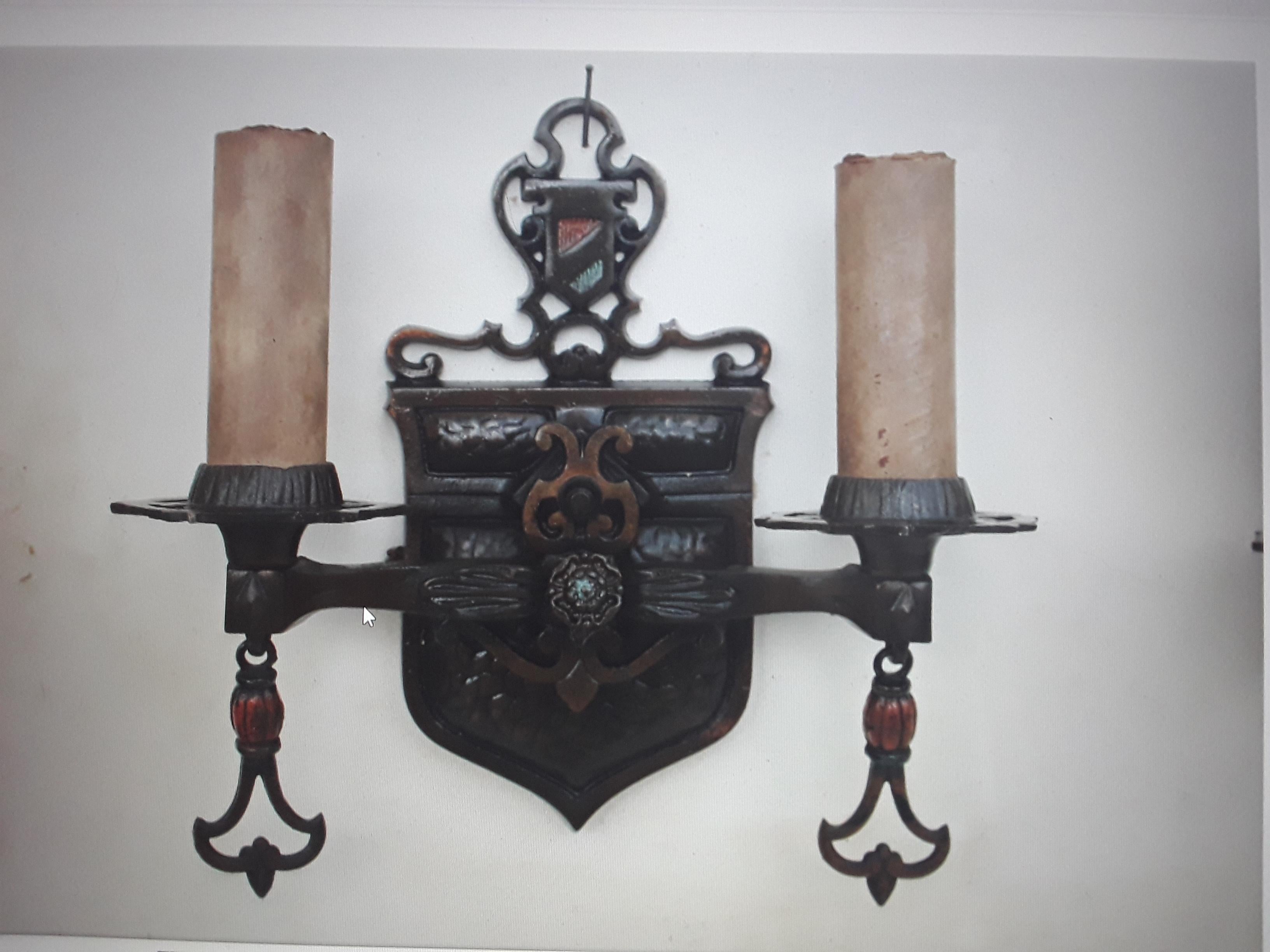 Coppia di lampade da parete a scudo del 1920 in stile rinascimentale francese in vendita 3
